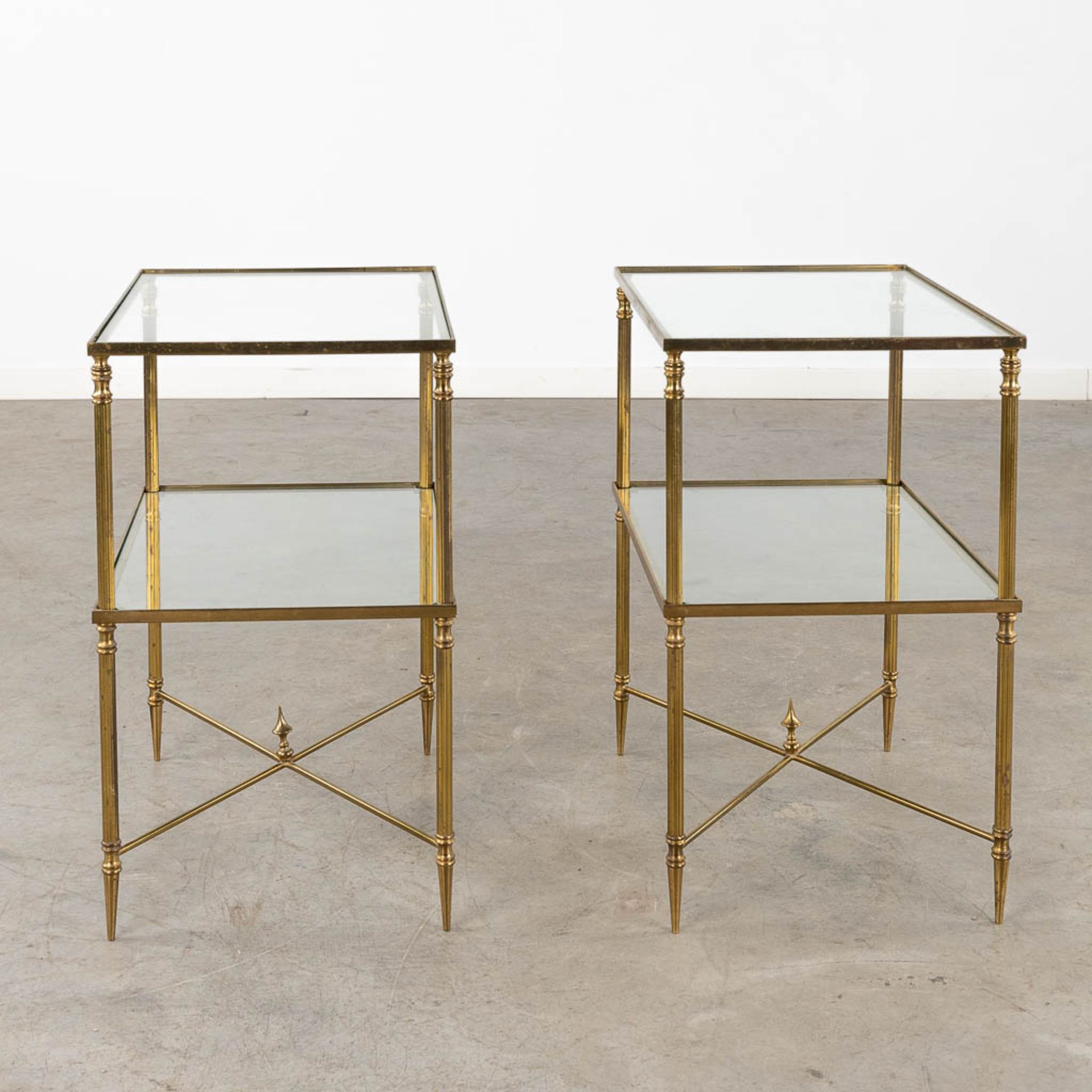 A pair of two-tier side tables, brass and glass in the style of Maison Jansen. (D:35 x W:50 x H:60 c - Bild 4 aus 10