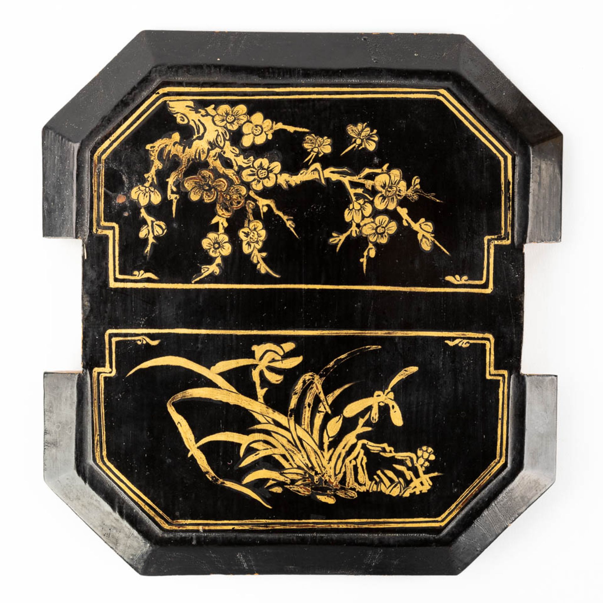 A Chinese carrying case for a teapot, gilt wood with lacquer and dragon figurines. 20th C. (D:24 x W - Image 15 of 16
