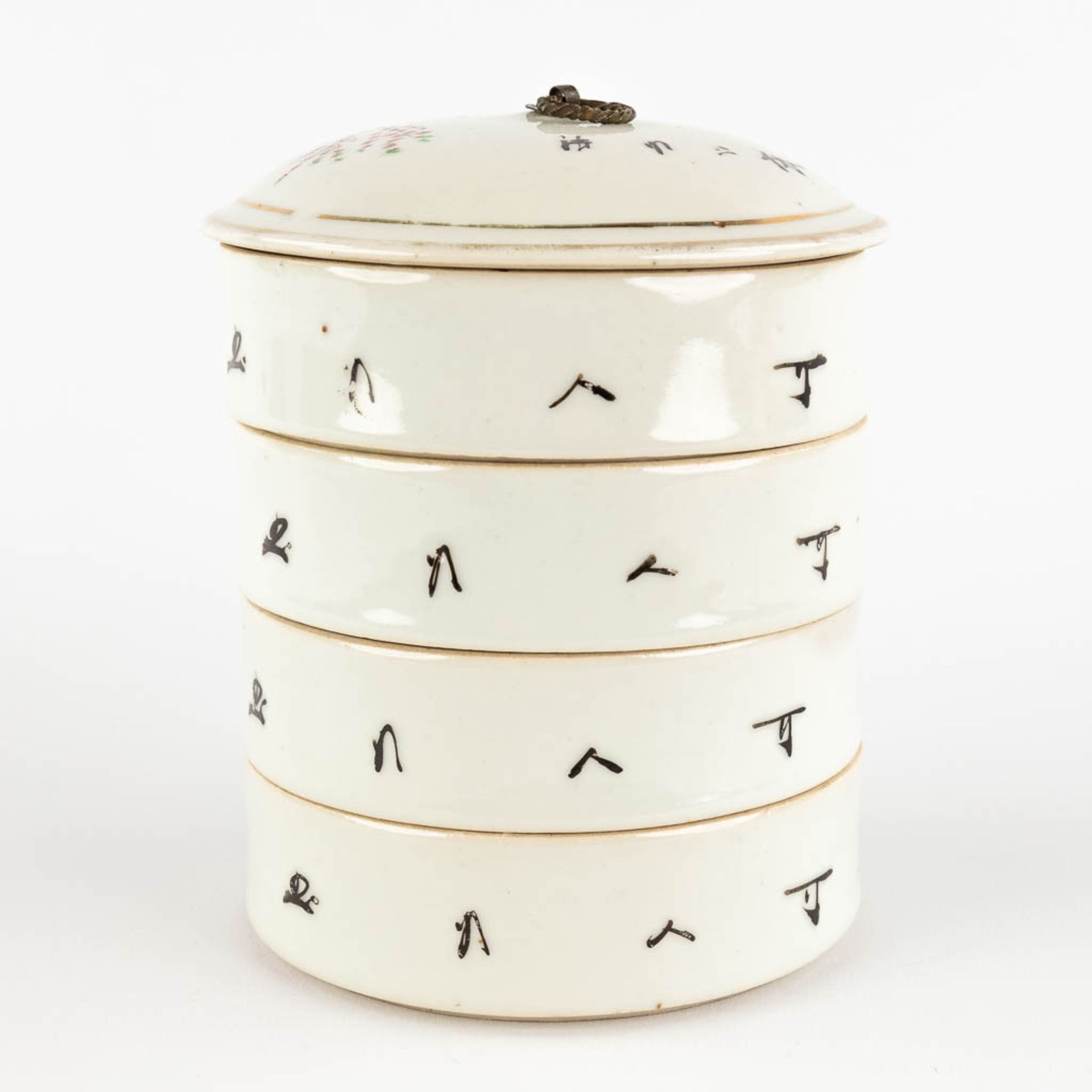 Four stackable Chinese storage pots, decorated with ladies, 19th/20th C. (H:15 x D:12 cm) - Image 5 of 12