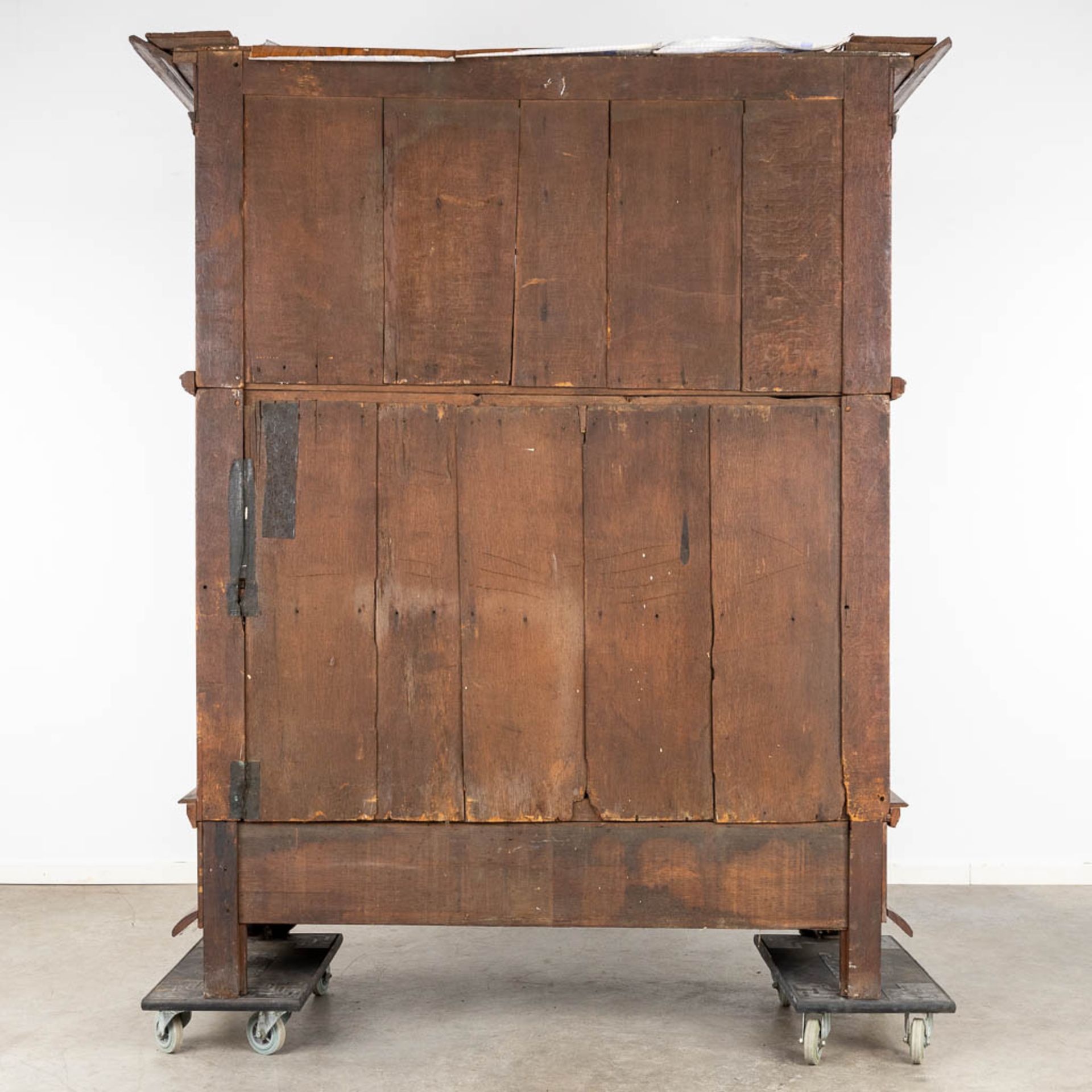 An antique four door cabinet, sculptured oak. 18th C. (D:76 x W:186 x H:216 cm) - Image 18 of 20