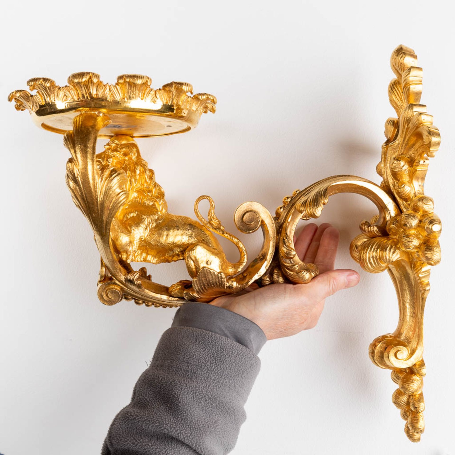 A pair of wall lamp or candle holders, lions with a heraldic image. Gilt bronze. Circa 1900. (D:35 x - Image 10 of 12