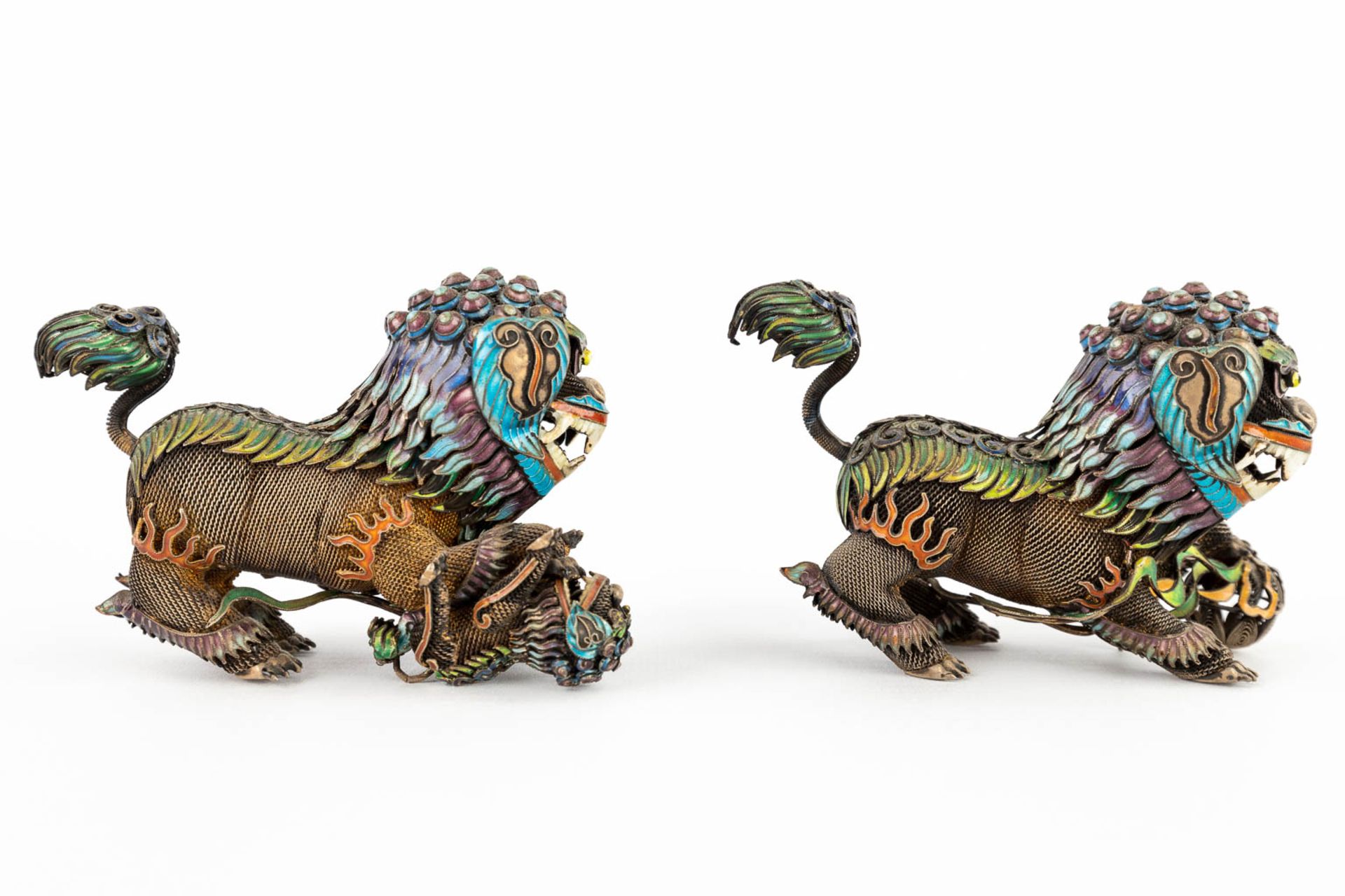 A pair of foo dogs, filigree silver finished with enamel. 20th C. 251g. (D:4 x W:10,5 x H:7 cm) - Bild 4 aus 14