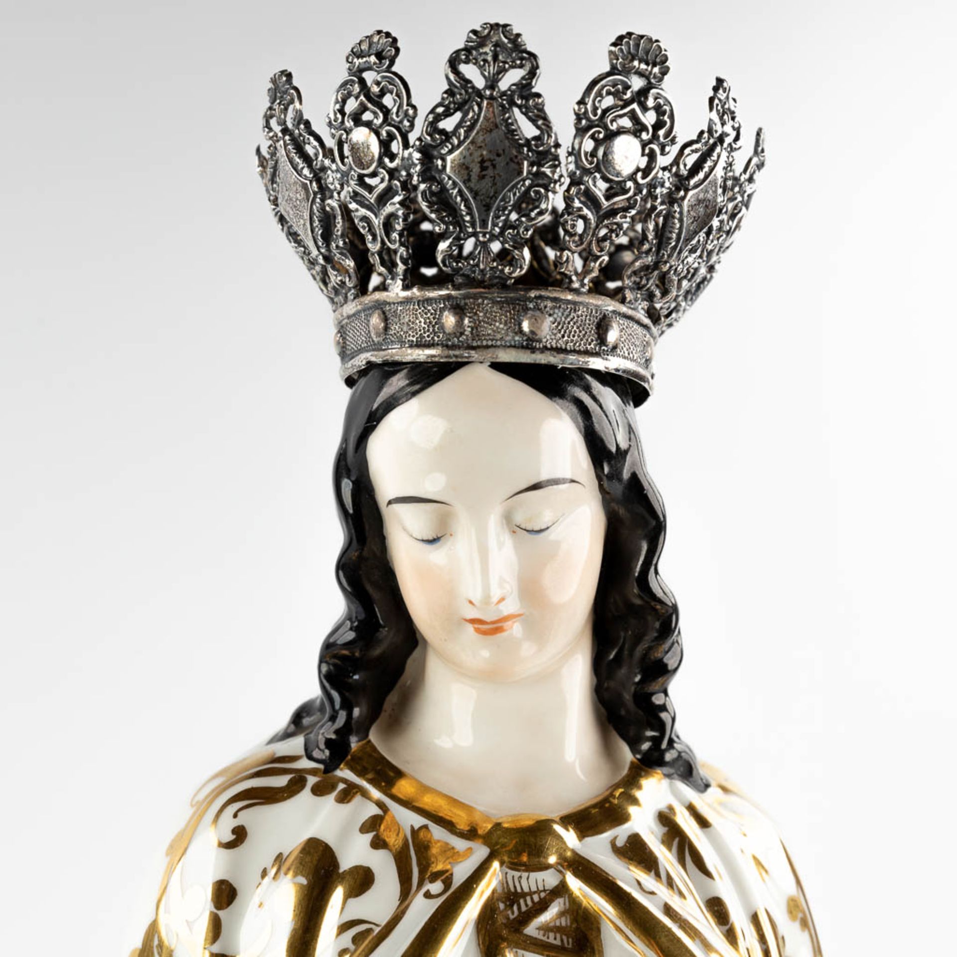 a large figurine of Madonna standing under a glass dome. Vieux Bruxelles porcelain. 19th C. (W:23 x - Image 7 of 11