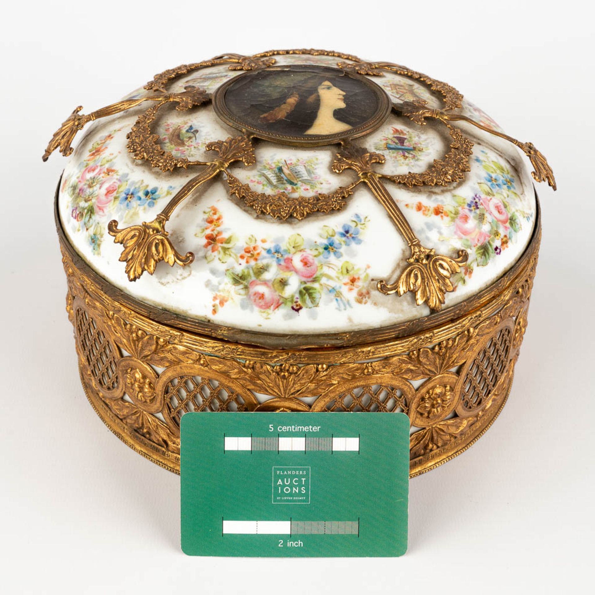 A porcelain Jewelry box, porcelain mounted with bronze. hand-painted flower decor. (H:12 x D:21 cm) - Image 2 of 12