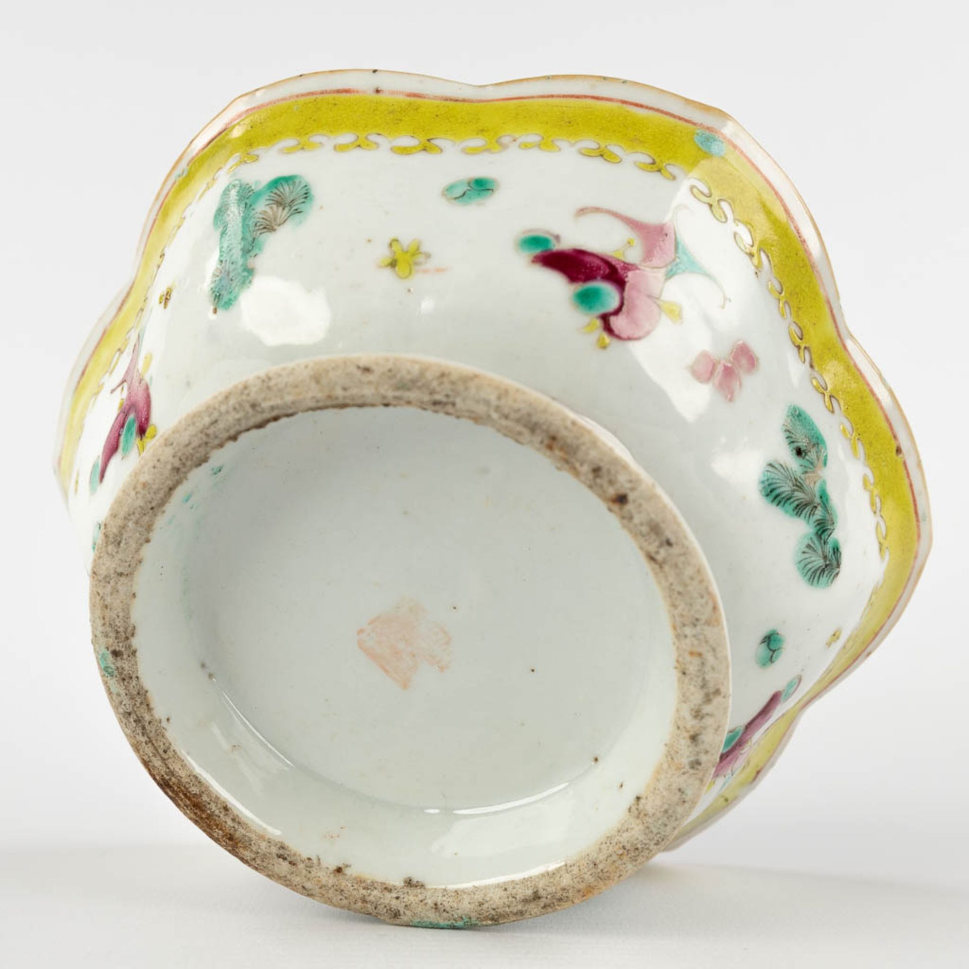 A Chinese bowl decorated with koi, 19th/20th C. (H:6,5 x D:16,5 cm) - Image 8 of 10