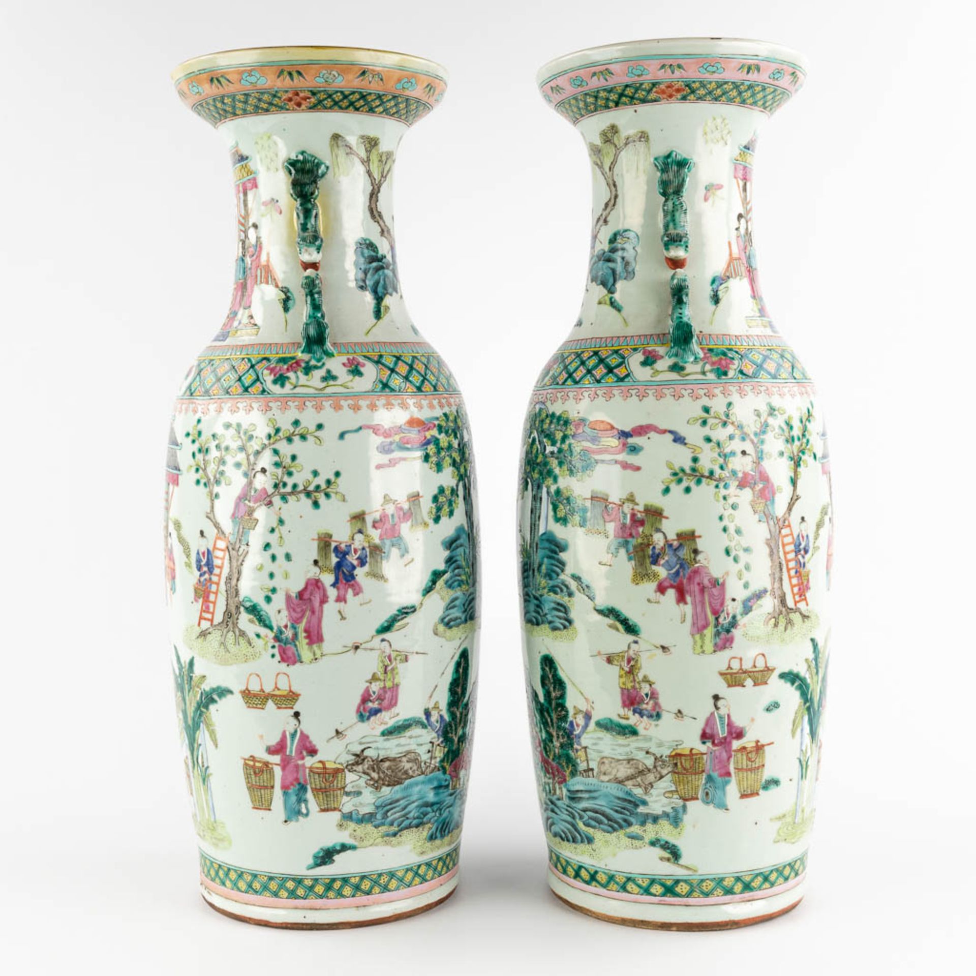 A pair of Chinese Famille Verte vases decorated with workers in the garden. 19th C. (H:59 x D:21 cm) - Bild 5 aus 14