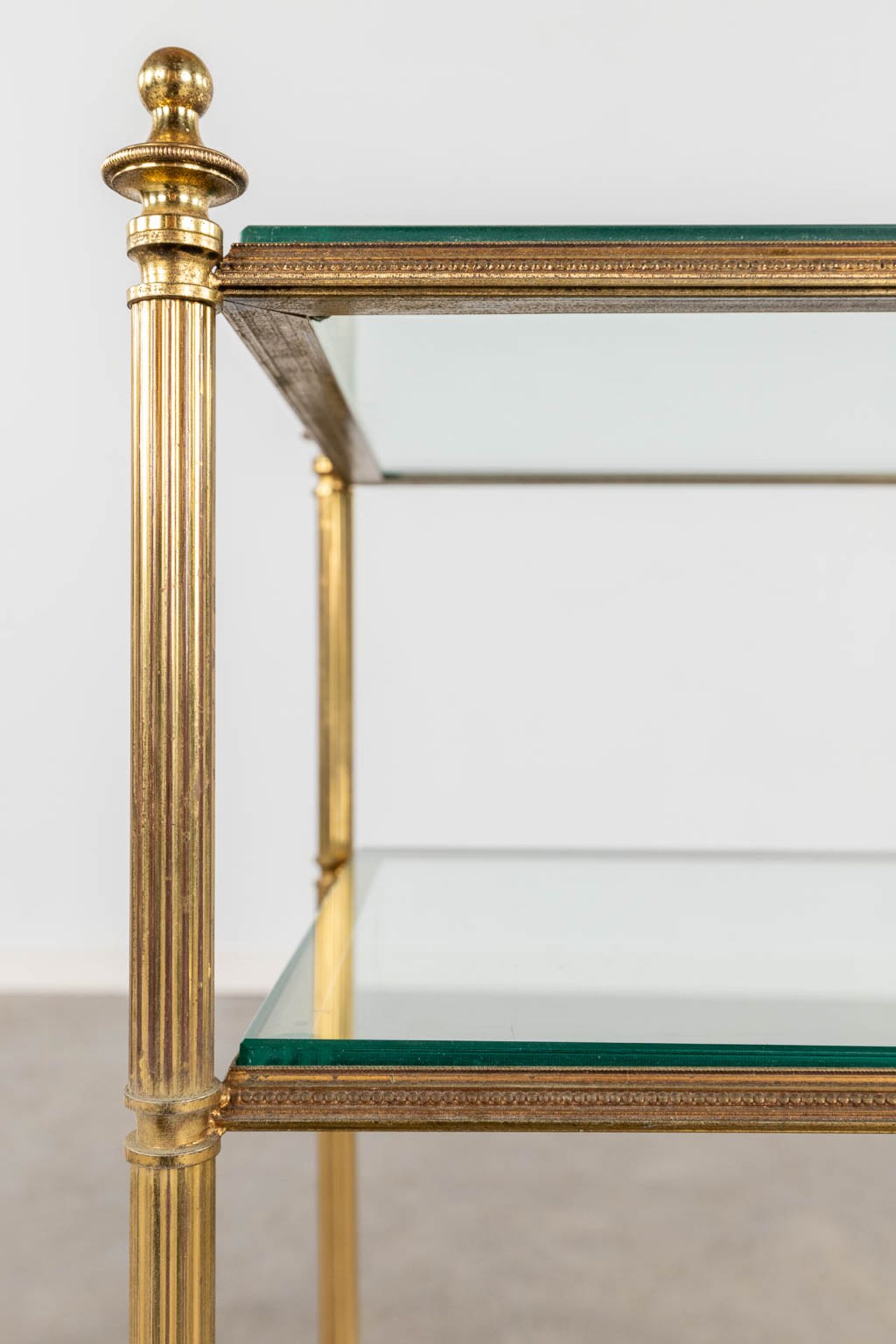 A two-tier side table, brass and glass in the style of Maison Jansen. (D:32 x W:40 x H:70 cm) - Bild 8 aus 9
