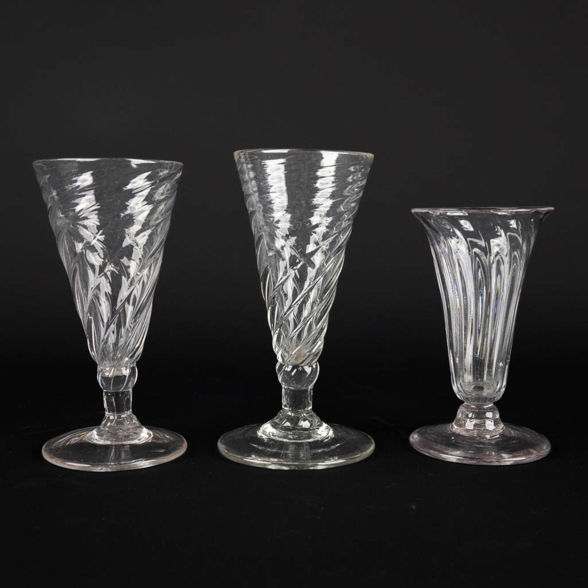 A large collection of antique glasses, Spiraalglazen. 18th/19th C. (H:18 cm) - Bild 14 aus 15