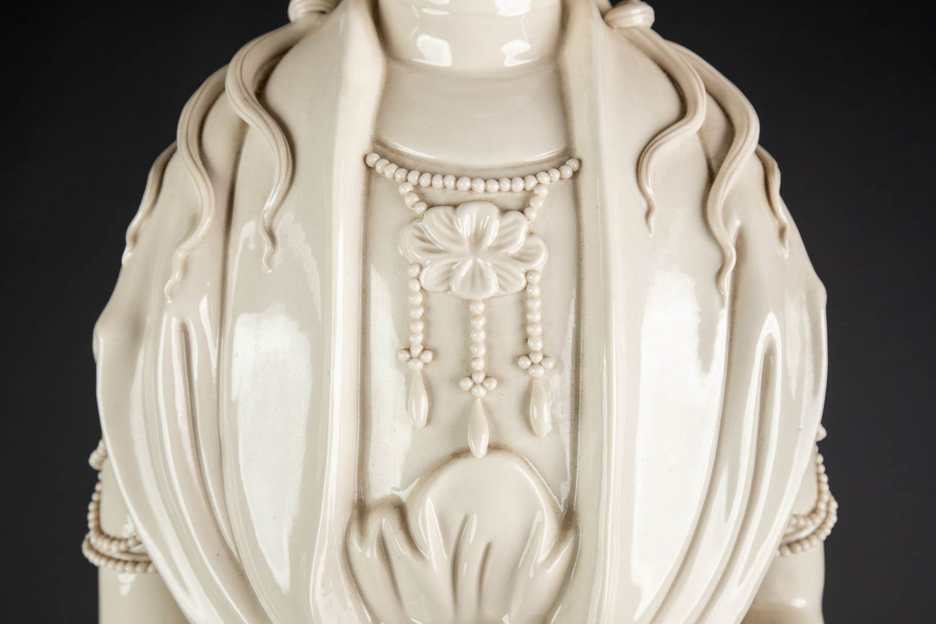 A large Chinese Guanyin figurine, blanc de chine porcelain. 20th C. (D:20 x W:23 x H:80 cm) - Image 9 of 13
