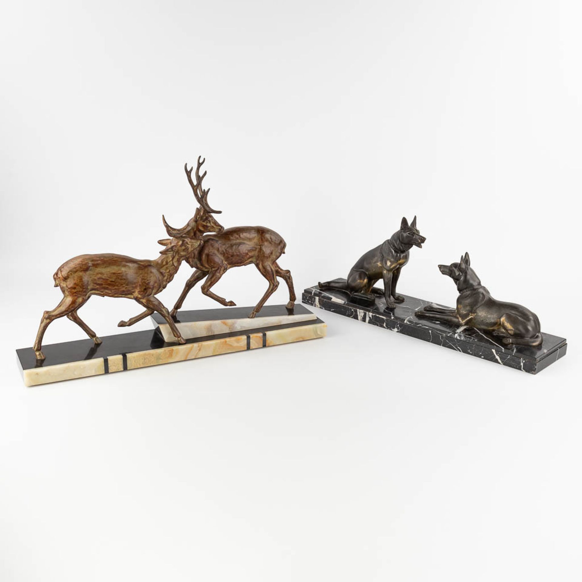 Deer and dogs, two spelter figurines mounted on marble. Art Deco. (D:12,5 x W:66 x H:42 cm)