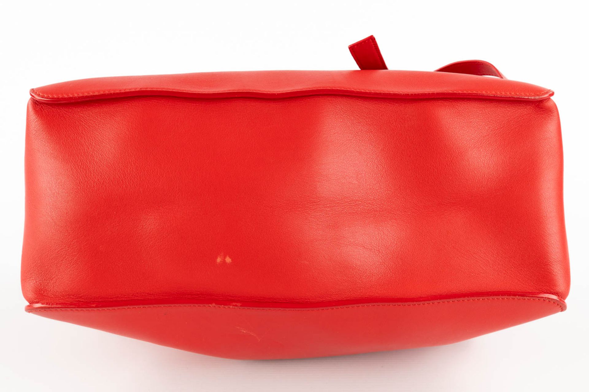 Escada, a handbag made of red leather. (W:33 x H:28 cm) - Bild 7 aus 17