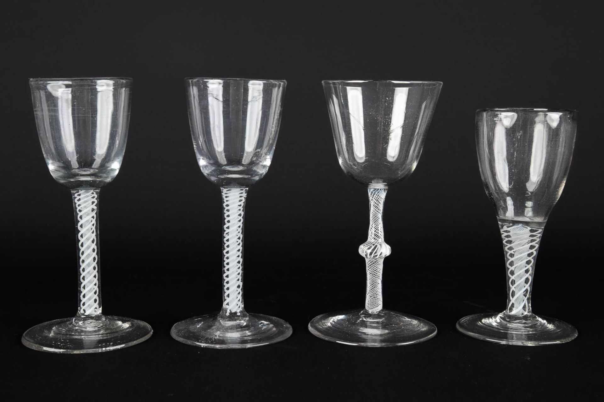 A large collection of antique glasses, Spiraalglazen. 18th/19th C. (H:18 cm) - Bild 7 aus 15