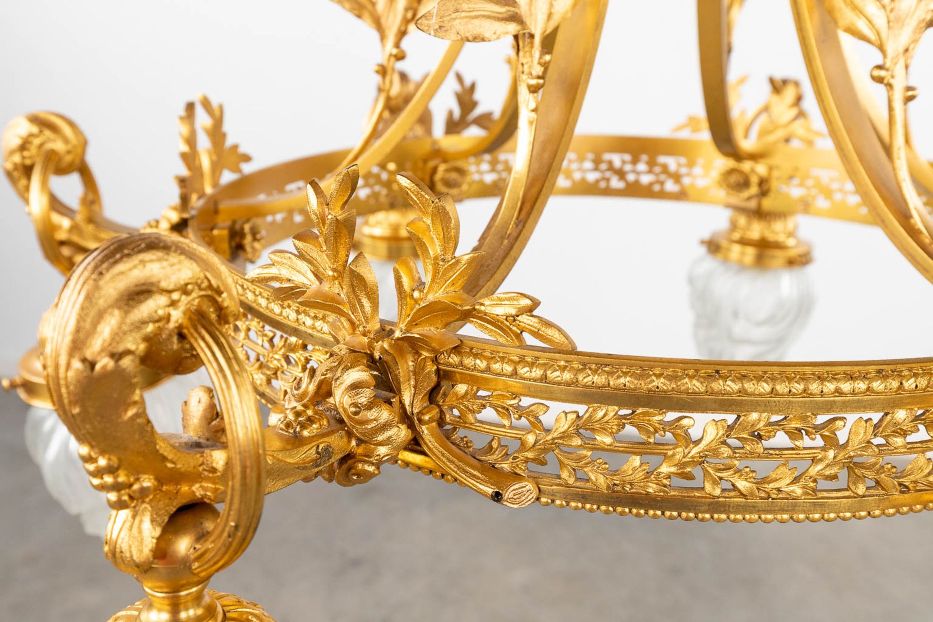 A large ceiling lamp or chandelier, gilt bronze with glass 'flambeau' shades. Circa 1900. (H:90 x D: - Bild 6 aus 9