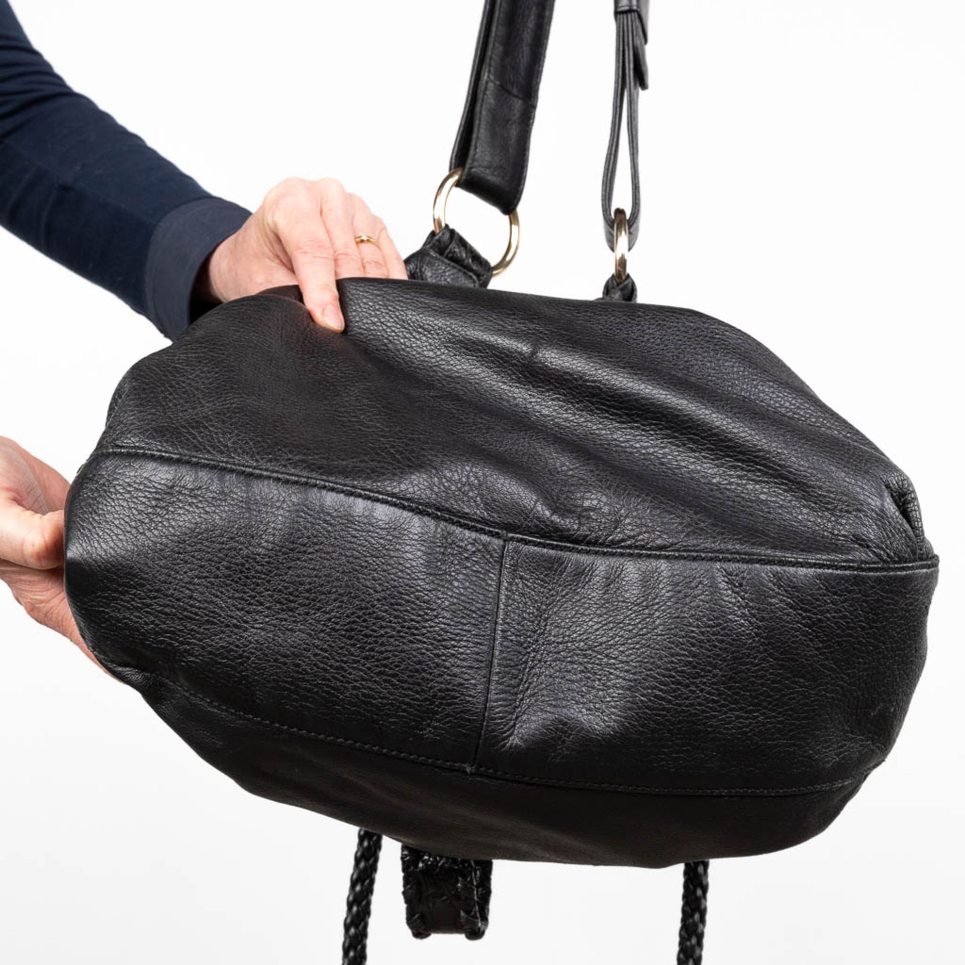 Gucci, a handbag made of black leather, with original belt. (W:40 x H:35 cm) - Bild 5 aus 14
