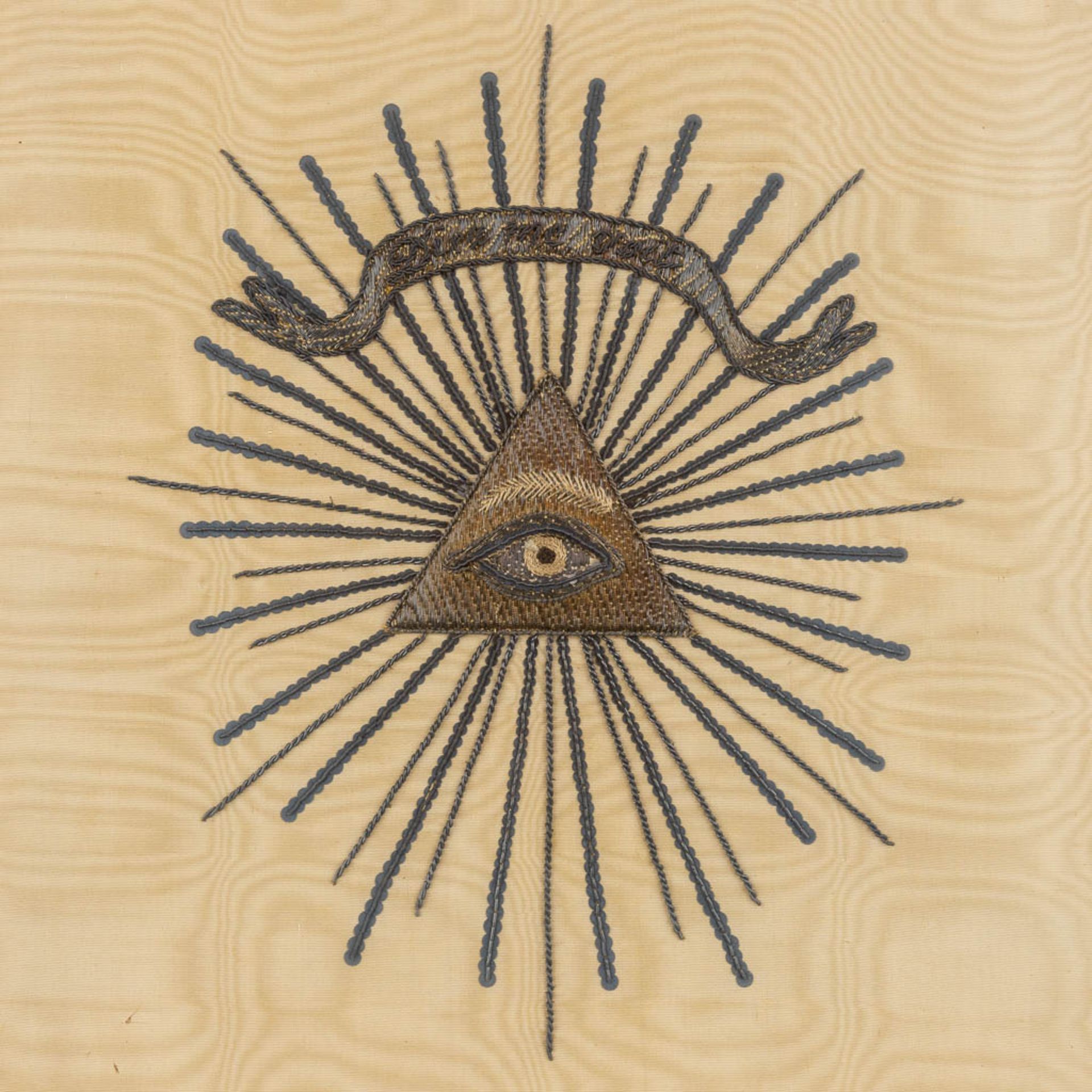 A framed embroidery, 'Deiu Me Voit', The Eye Of Providence. (W:37 x H:42 cm) - Bild 3 aus 4