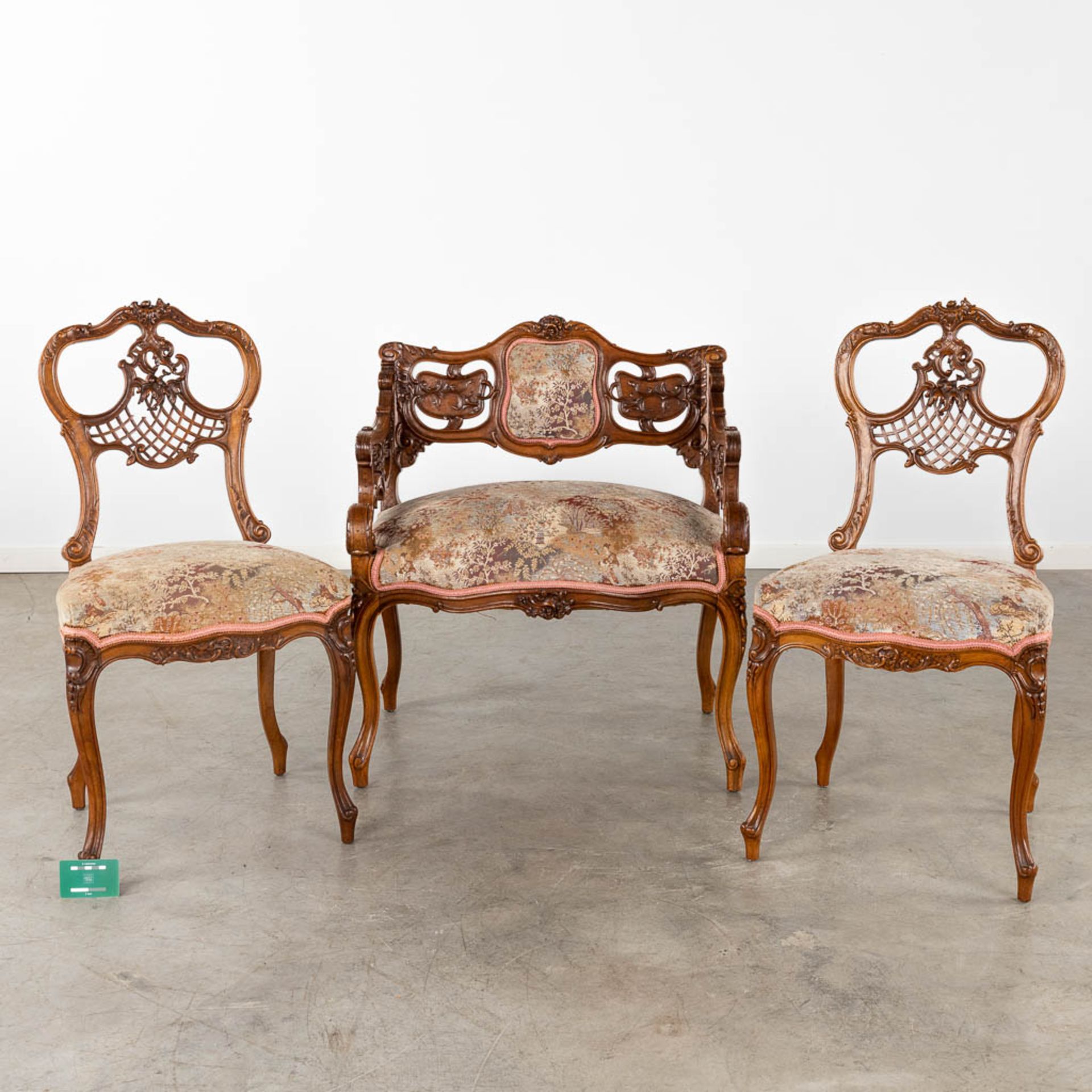 An antique 3-piece salon suite, sculptured wood in Louis XV style. Circa 1900. (D:50 x W:70 x H:79 c - Bild 2 aus 18