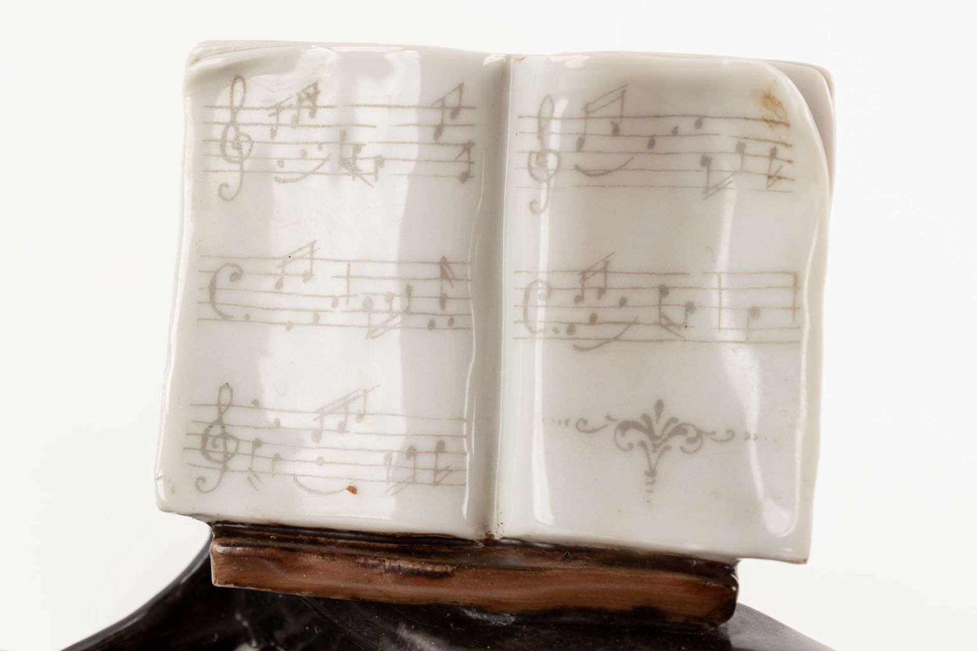 Capodimonte, 'Schola Cantoro', a porcelain group with a mechanical music box. 20th C. (D:23 x W:48 x - Bild 10 aus 18