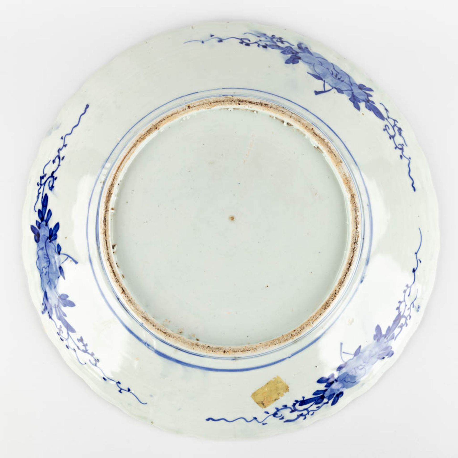 A large plate, Japanese porcelain, blue-white decor of fauna and flora. 19th C. (D:47,5 cm) - Bild 10 aus 10