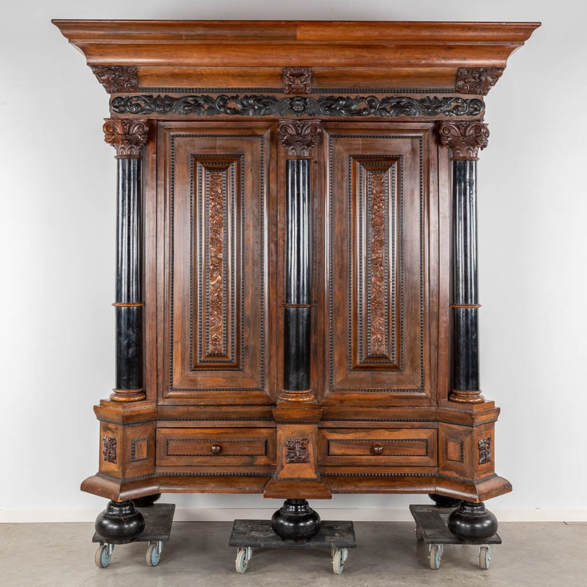 An antique Dutch two door 'Kapiteelkast', wood sculptures, oak and ebony. 18th C. (D:93 x W:223 x H: - Bild 4 aus 26