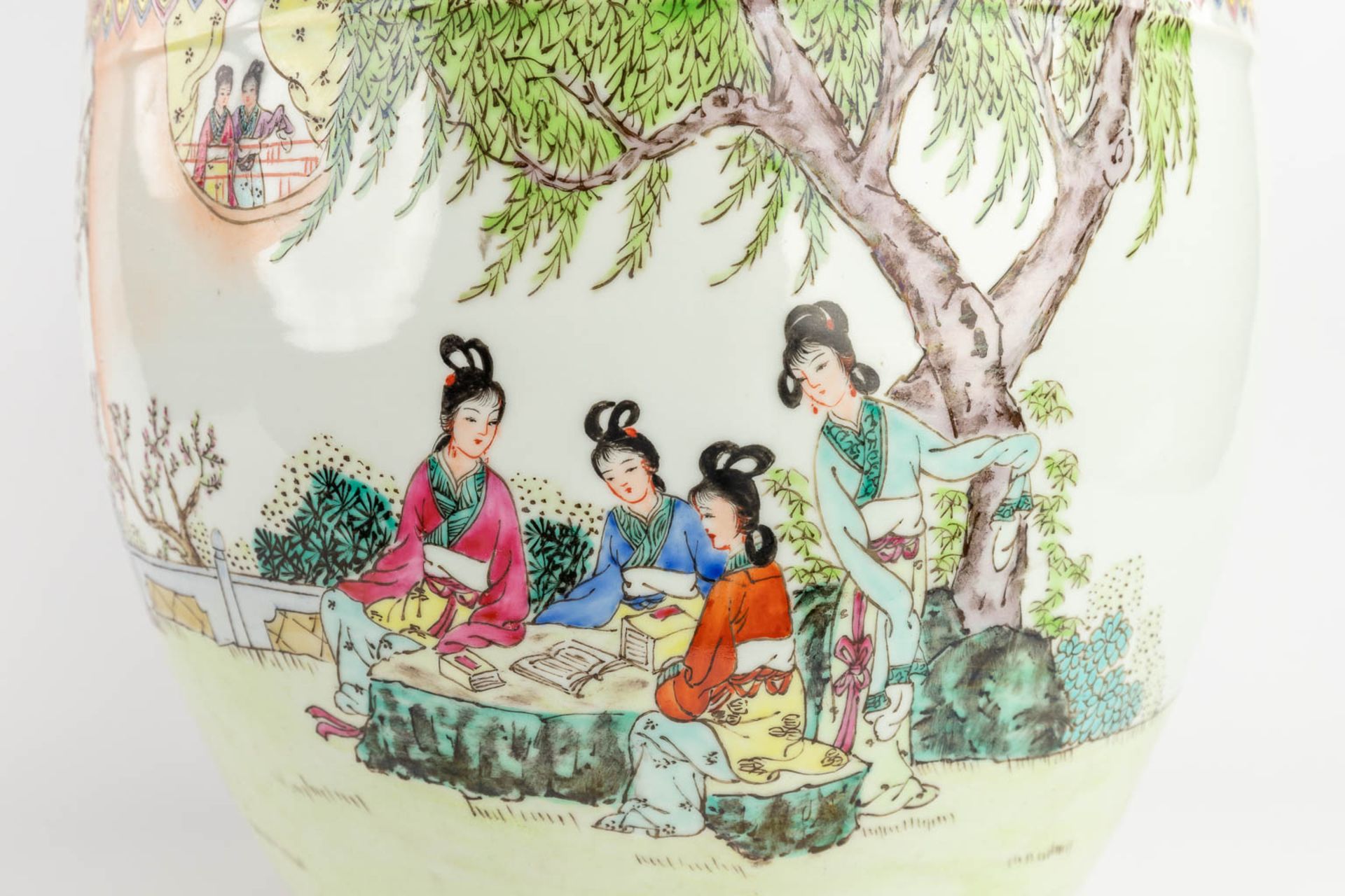 A large Chinese cache-pot decorated with figurines in a garden. 20th C. (H:36 x D:40 cm) - Image 10 of 13