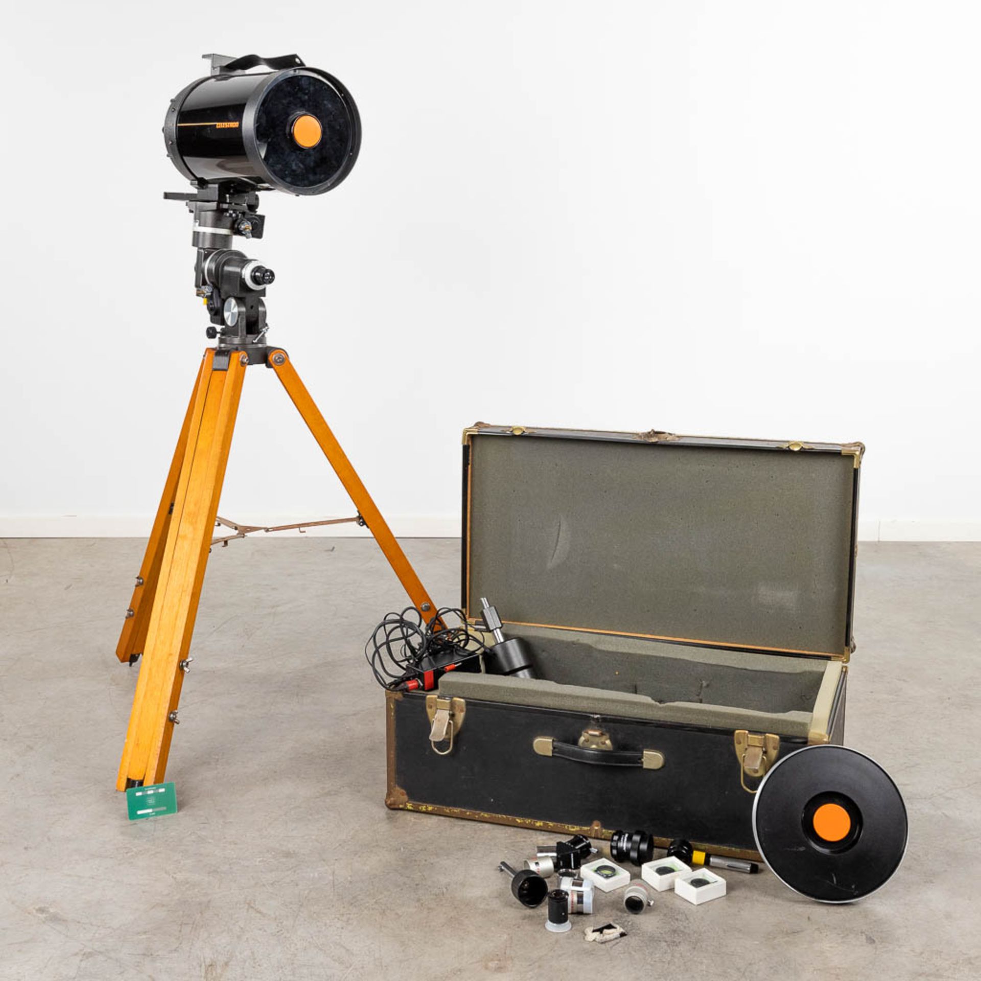 Celestron, a stargazer on a tripod. Including a storage box with accessories. 20th C. (H:137 cm) - Bild 2 aus 15