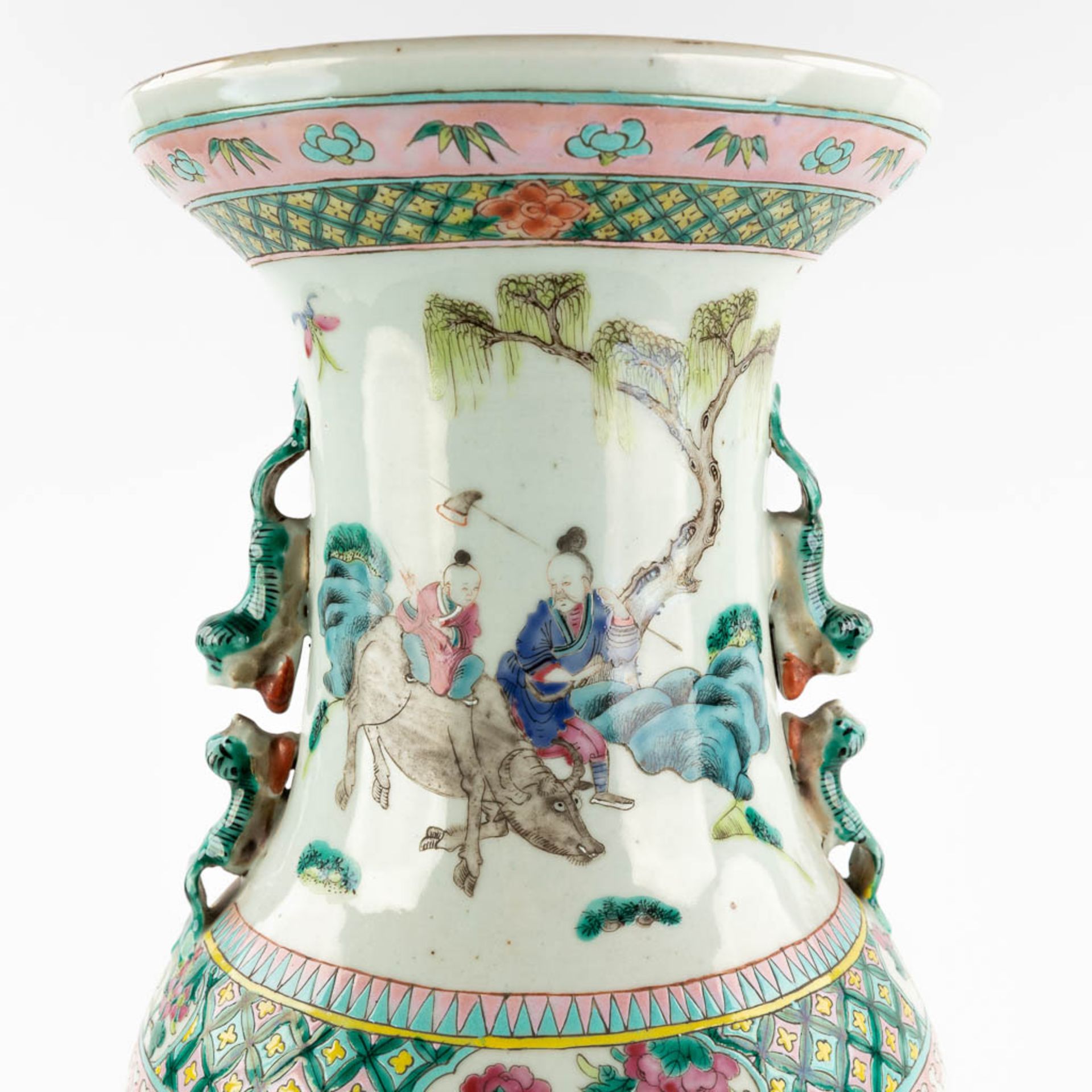 A pair of Chinese Famille Verte vases decorated with workers in the garden. 19th C. (H:59 x D:21 cm) - Bild 8 aus 14