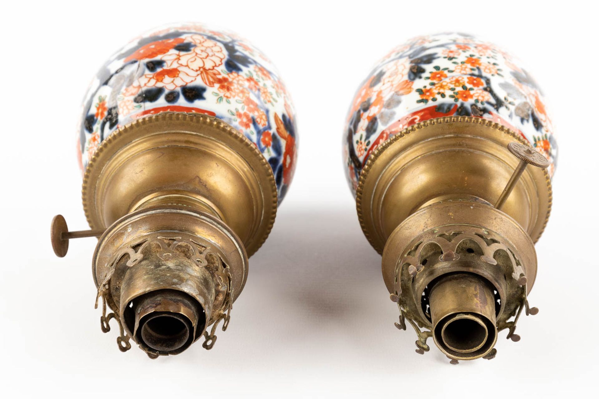 A pair of Chinese export Imari vases, rebuilt as oil lamps. 18th/19th C. (H:25 cm) - Image 7 of 12