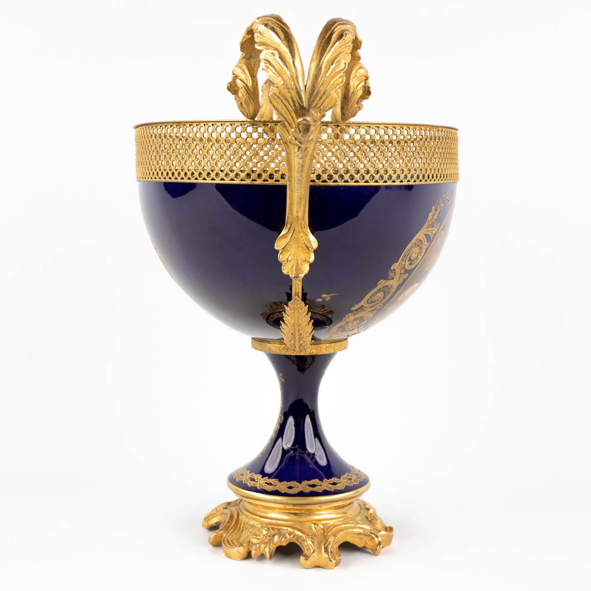 Sèvres, a bowl on a stand, mounted with bronze and hand-painted flower decor. 20th C. (D:24 x W:44 x - Image 4 of 15