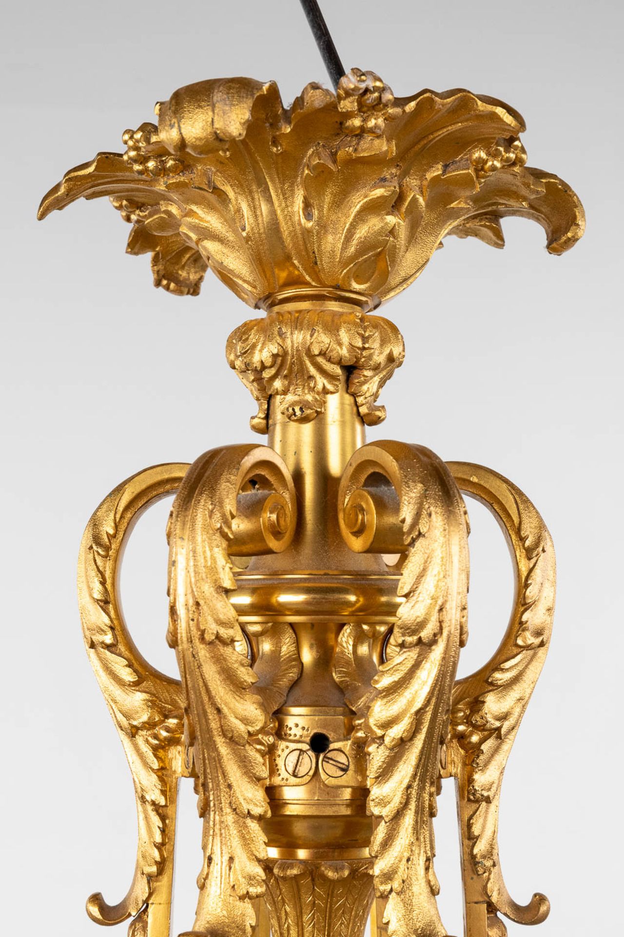 A large ceiling lamp or chandelier, gilt bronze with glass 'flambeau' shades. Circa 1900. (H:90 x D: - Bild 3 aus 9