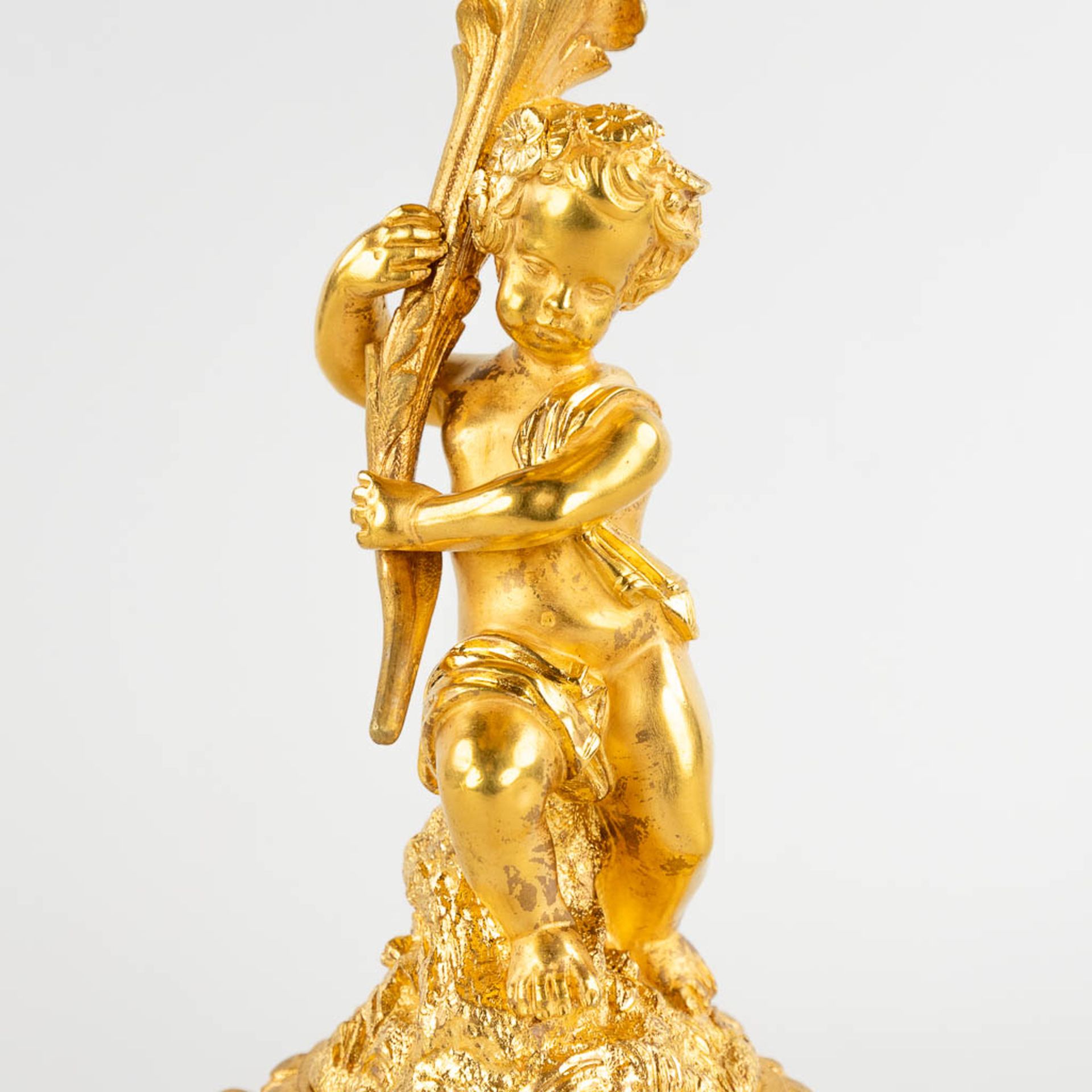A pair of candelabra with putti, gilt bronze. Circa 1900. (W:22 x H:50 cm) - Bild 12 aus 13