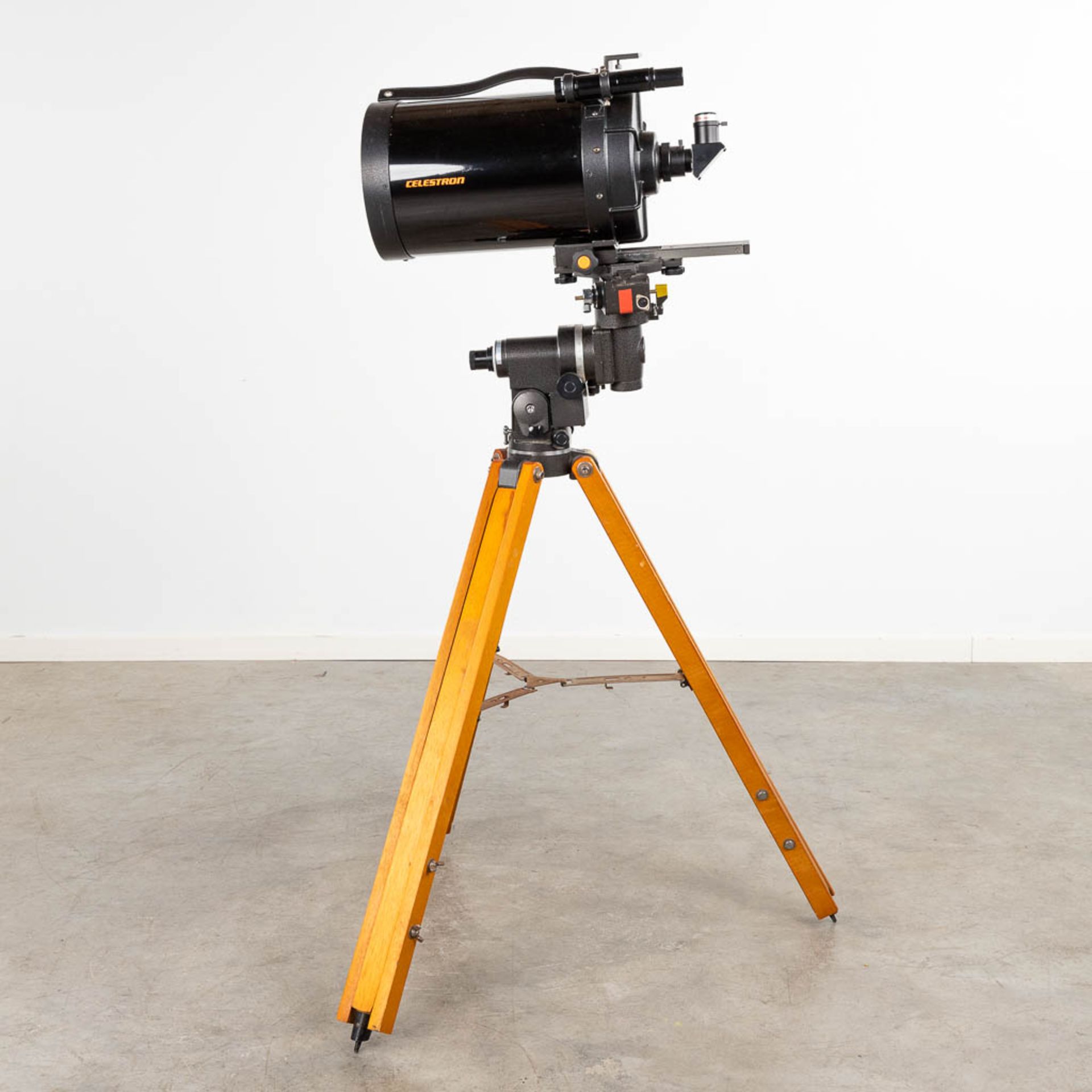 Celestron, a stargazer on a tripod. Including a storage box with accessories. 20th C. (H:137 cm) - Bild 8 aus 15