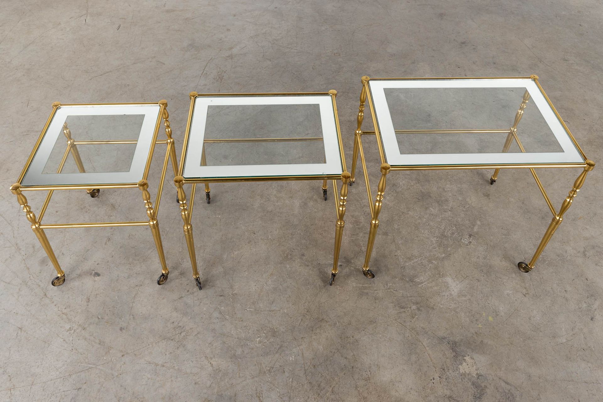 A set of nesting tables, brass and glass. 20th C. (D:39 x W:56 x H:52 cm) - Image 8 of 11