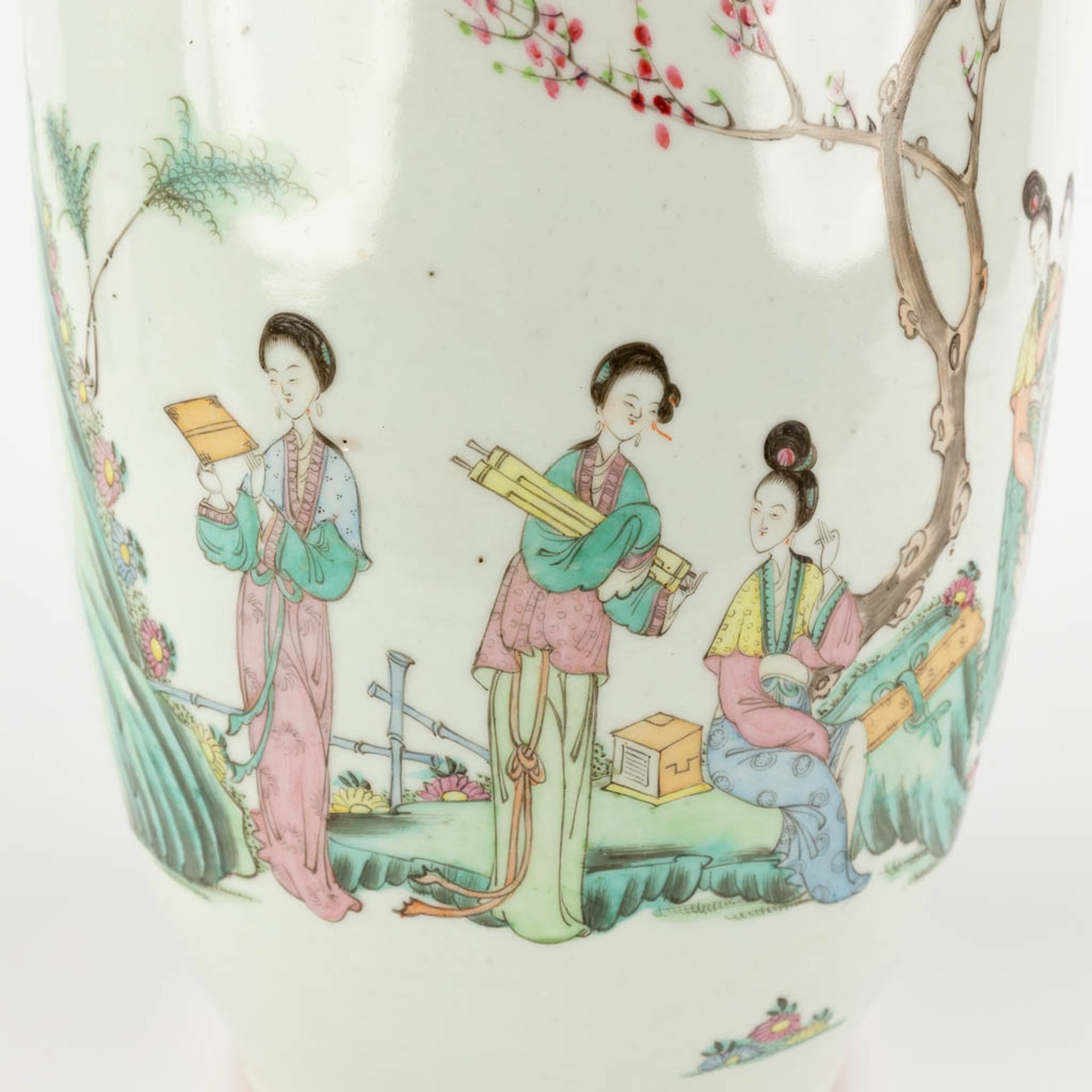 A Chinese Vase and 4 Canton plates, decorated with figurines. 19th/20th C. (H:42 x D:20 cm) - Image 11 of 23