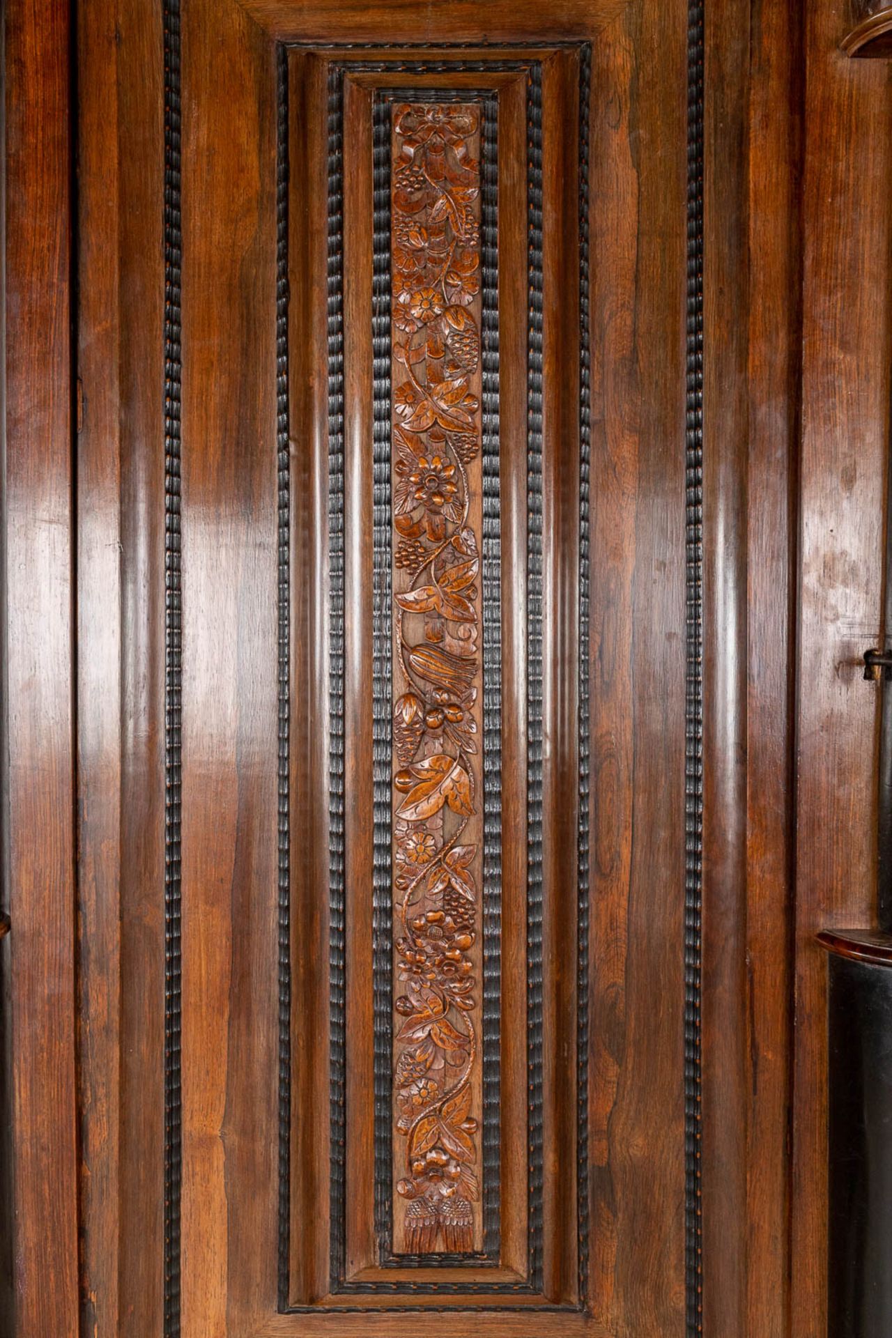 An antique Dutch two door 'Kapiteelkast', wood sculptures, oak and ebony. 18th C. (D:93 x W:223 x H: - Bild 8 aus 26