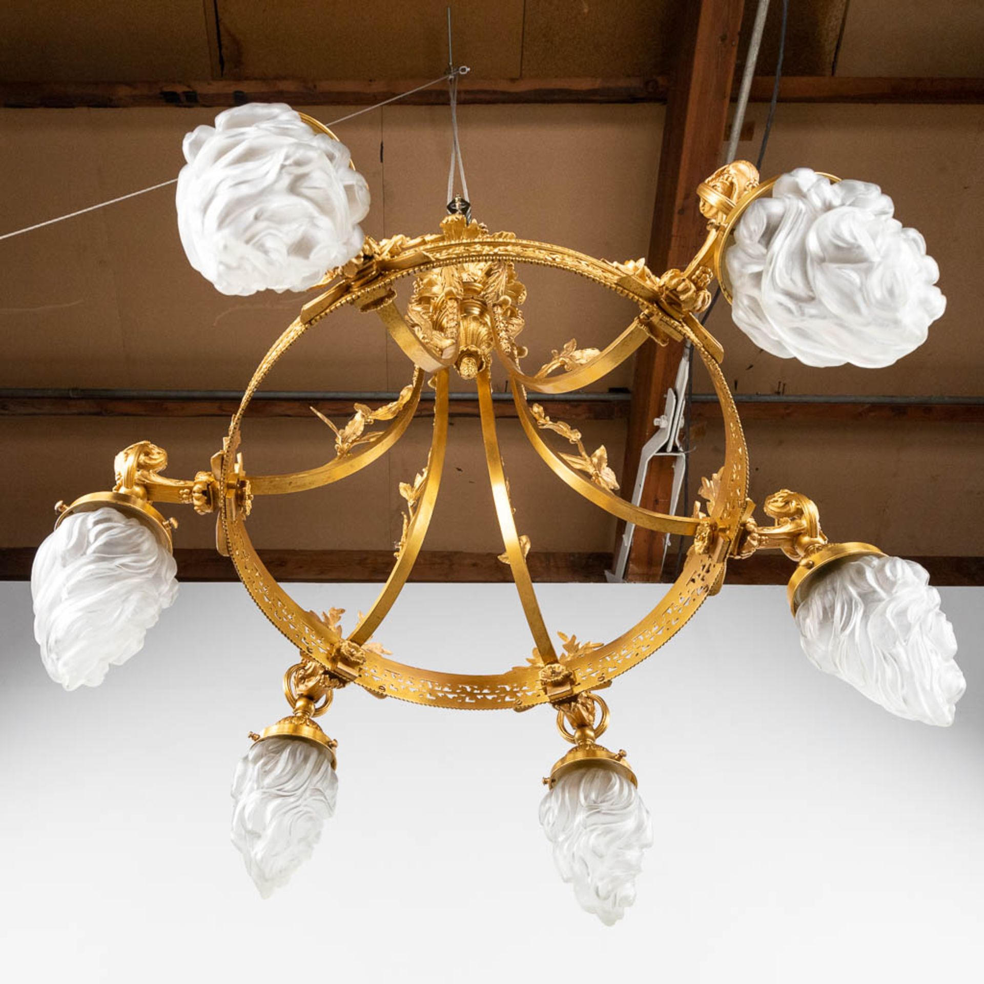 A large ceiling lamp or chandelier, gilt bronze with glass 'flambeau' shades. Circa 1900. (H:90 x D: - Bild 9 aus 9