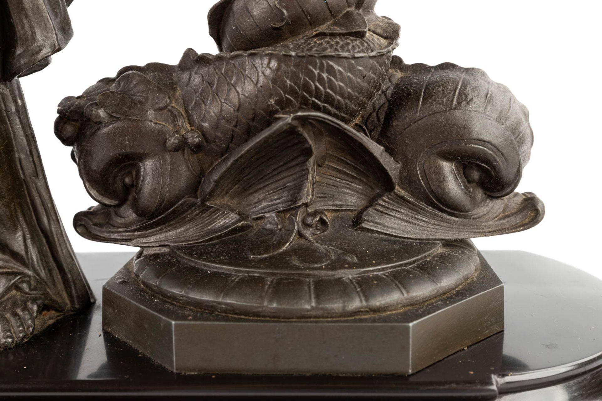 A mantle clock 'Lady with a paddle and zodiac', patinated spelter on marble. 19th C. (D:16 x W:40 x - Image 10 of 11