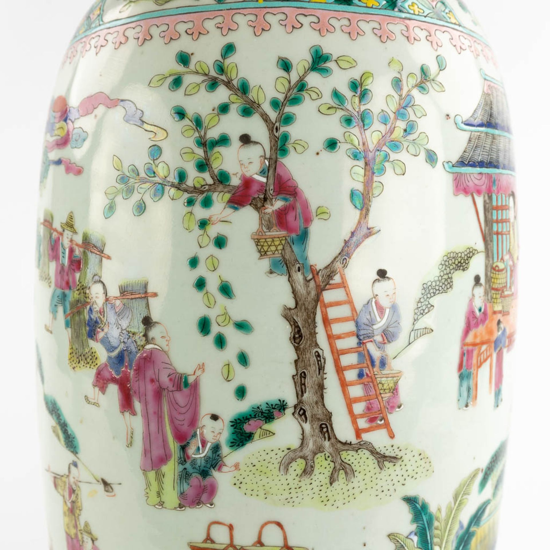 A pair of Chinese Famille Verte vases decorated with workers in the garden. 19th C. (H:59 x D:21 cm) - Bild 14 aus 14