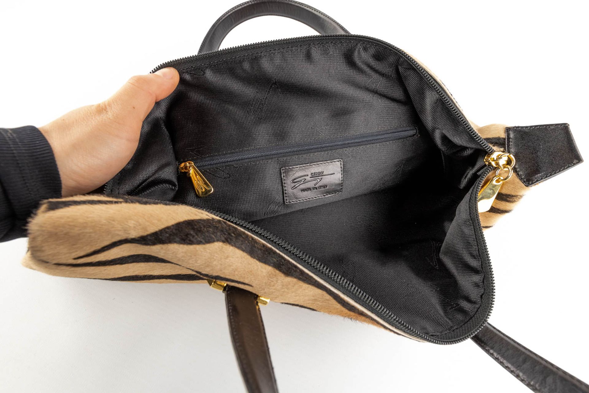 Genny, a handbag made of horse leather. (D:15 x W:32 x H:28 cm) - Bild 15 aus 17