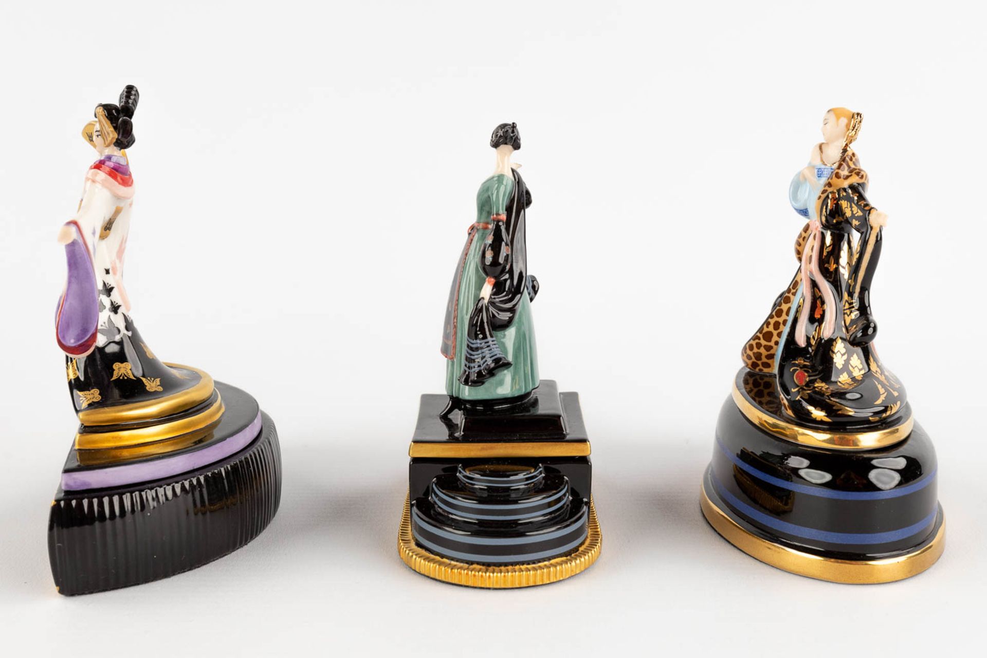 The Franklin Mint, Six porcelain music boxes with dancing figurines. 20th C. (H:12,5 cm) - Image 6 of 20