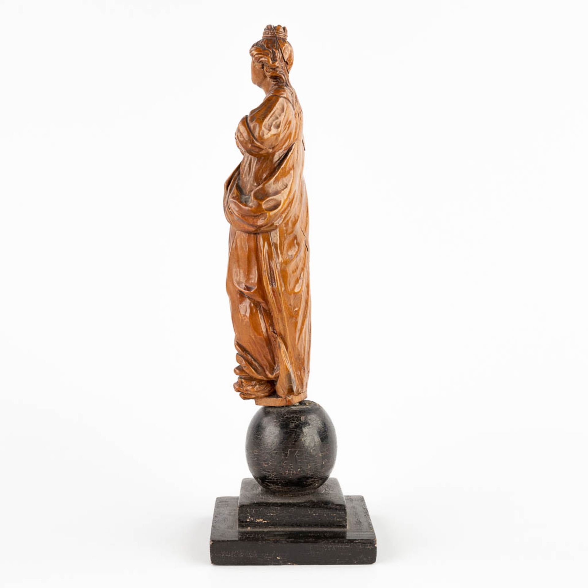 An antique wood sculptured Madonna on the crescent moon, 16th C. (D:3,5 x W:6 x H:17 cm) - Bild 6 aus 10