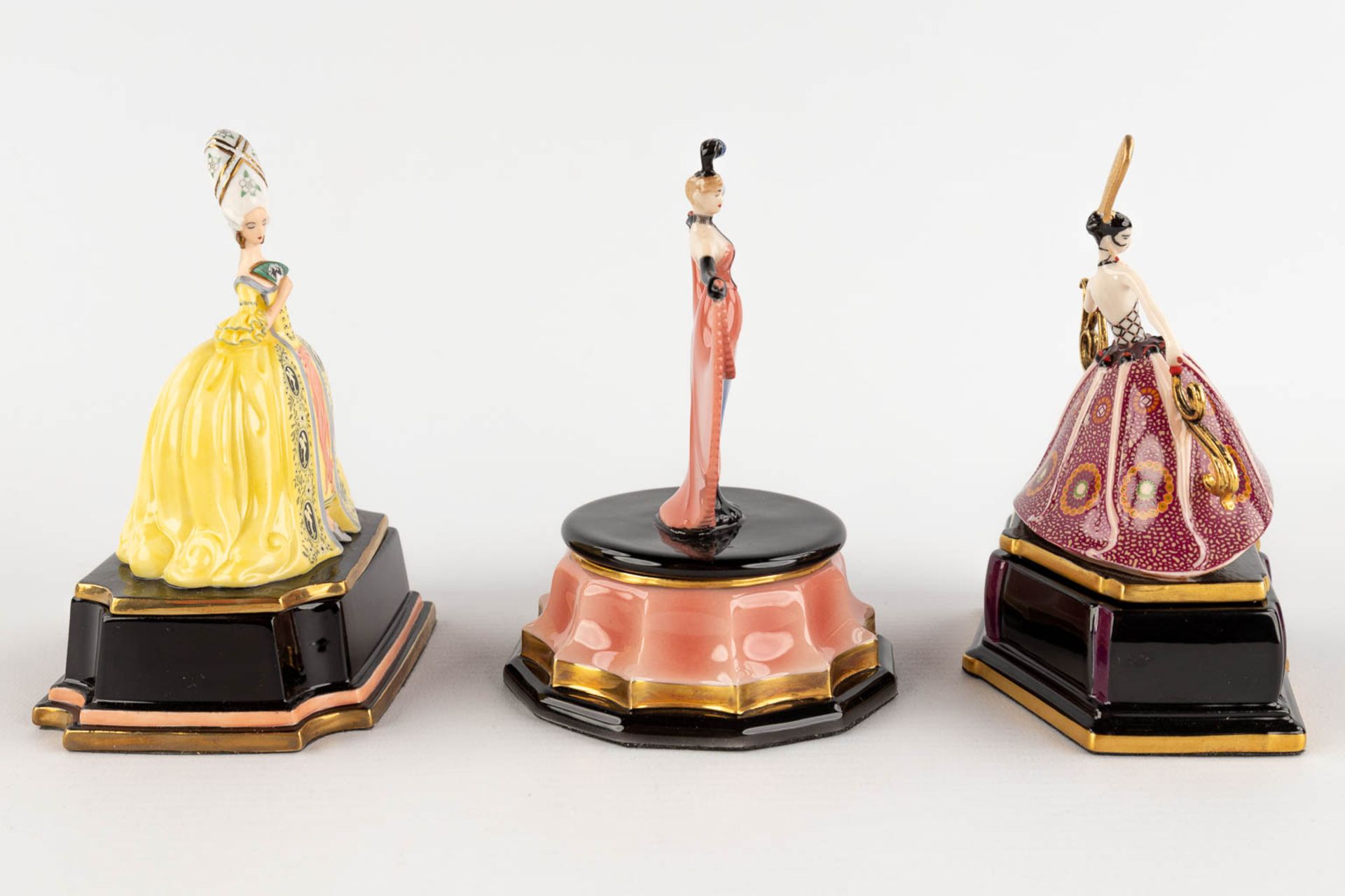 The Franklin Mint, Six porcelain music boxes with dancing figurines. 20th C. (H:12,5 cm) - Image 12 of 20