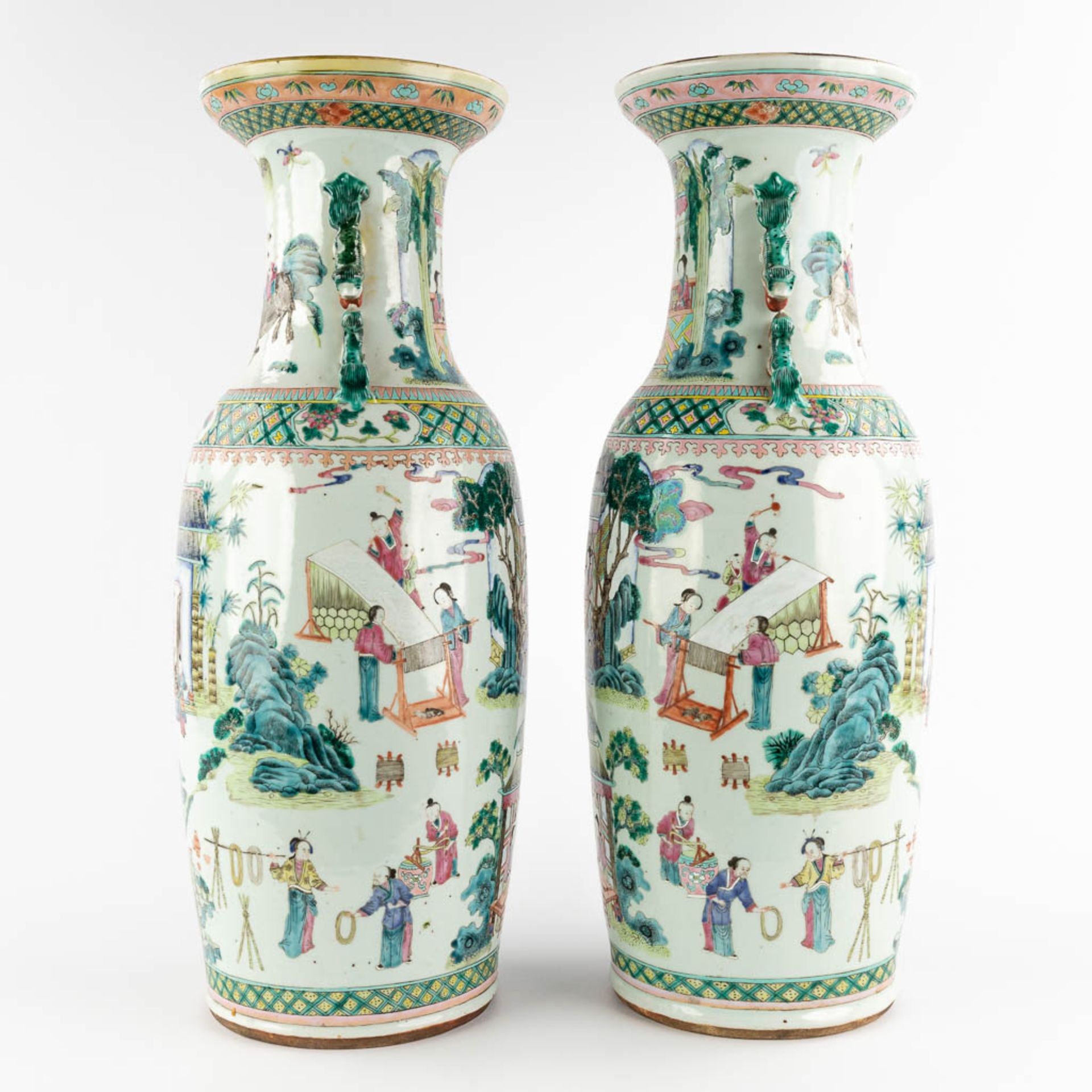 A pair of Chinese Famille Verte vases decorated with workers in the garden. 19th C. (H:59 x D:21 cm) - Bild 3 aus 14