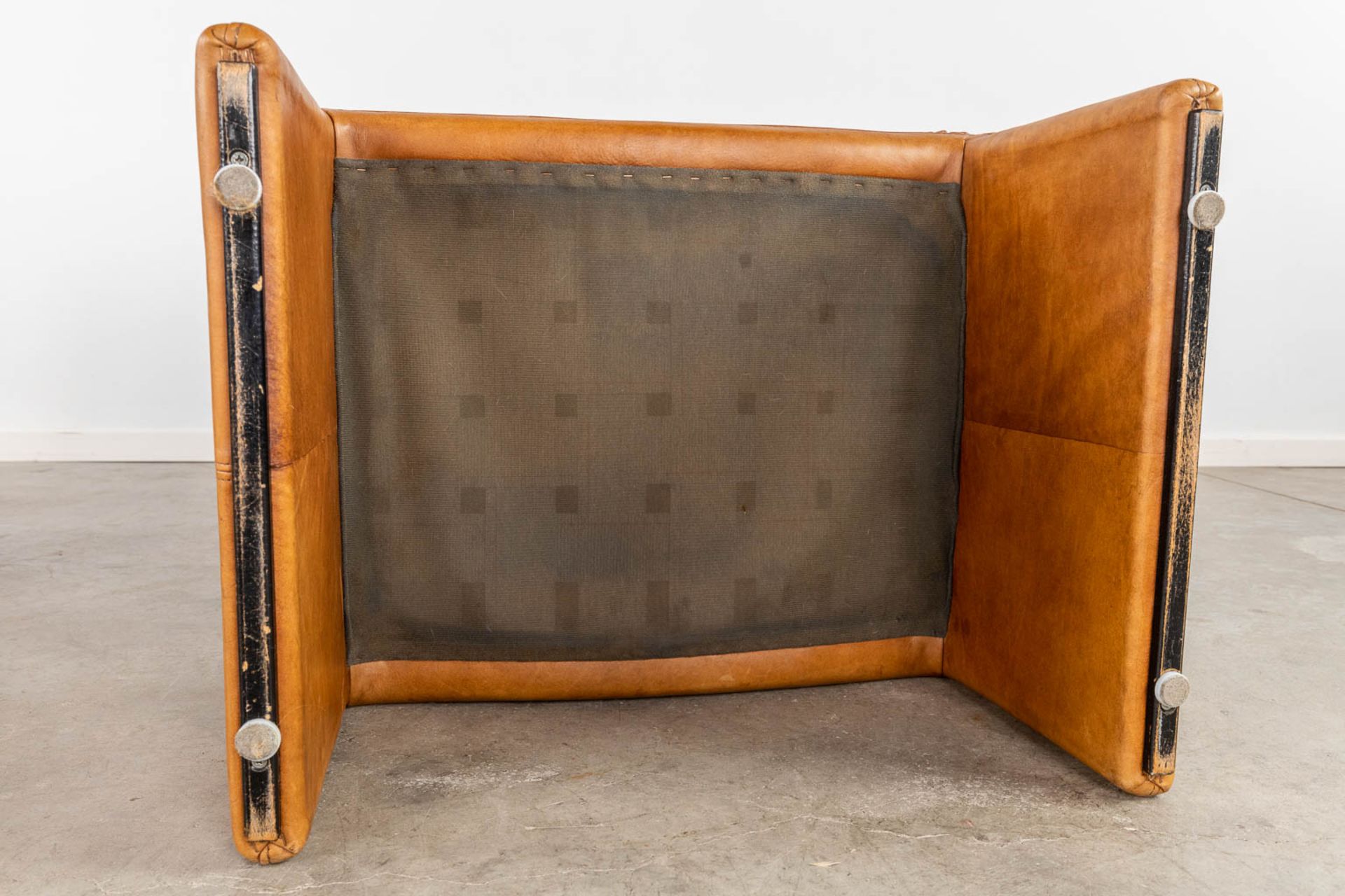 A mid-century lounge chair with ottoman, leather. (D:86 x W:90 x H:96 cm) - Bild 10 aus 15