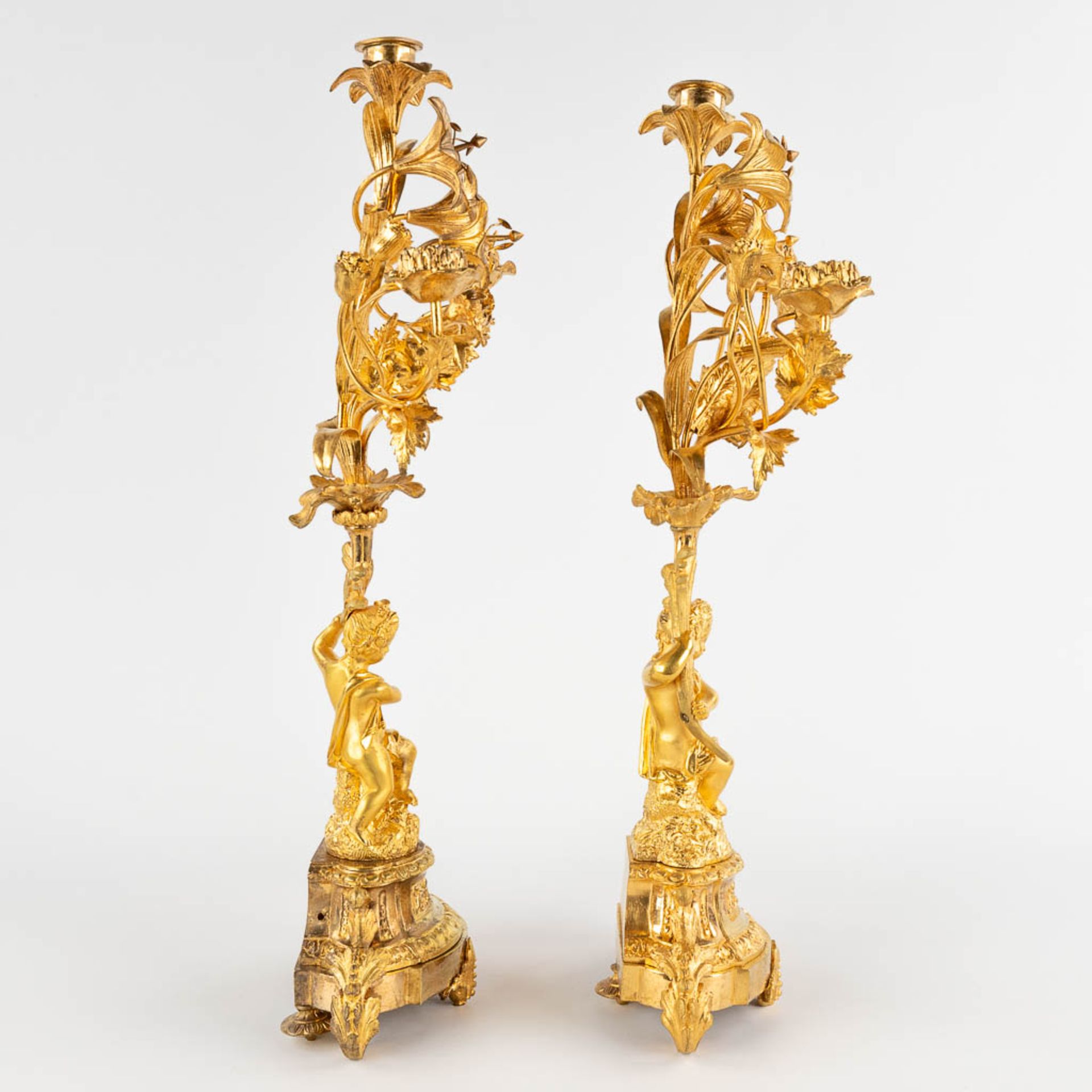 A pair of candelabra with putti, gilt bronze. Circa 1900. (W:22 x H:50 cm) - Bild 4 aus 13