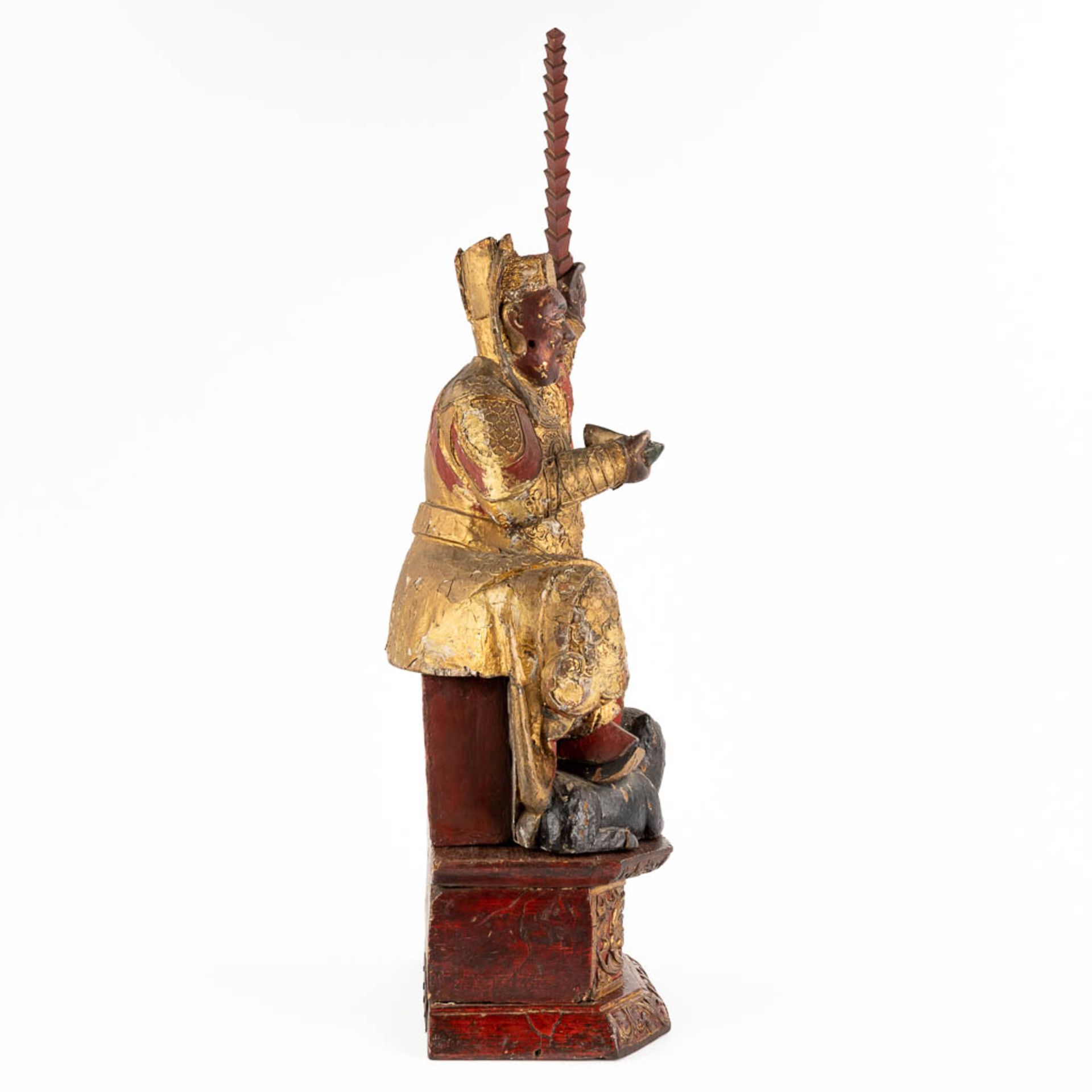 A Chinese antique figurine of a warrior, gilt and polychrome wood sculpture, 18th/19th C. (D:20 x W: - Bild 6 aus 19