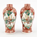 A pair of Chinese porcelain vases, hand-painted decor. Late 'Qing Dynasty'. (H:23 cm)