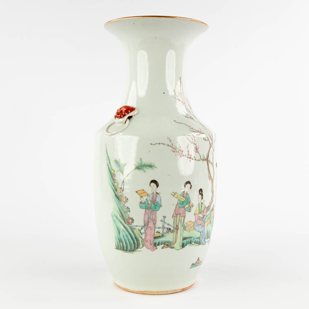 A Chinese Vase and 4 Canton plates, decorated with figurines. 19th/20th C. (H:42 x D:20 cm) - Image 4 of 23