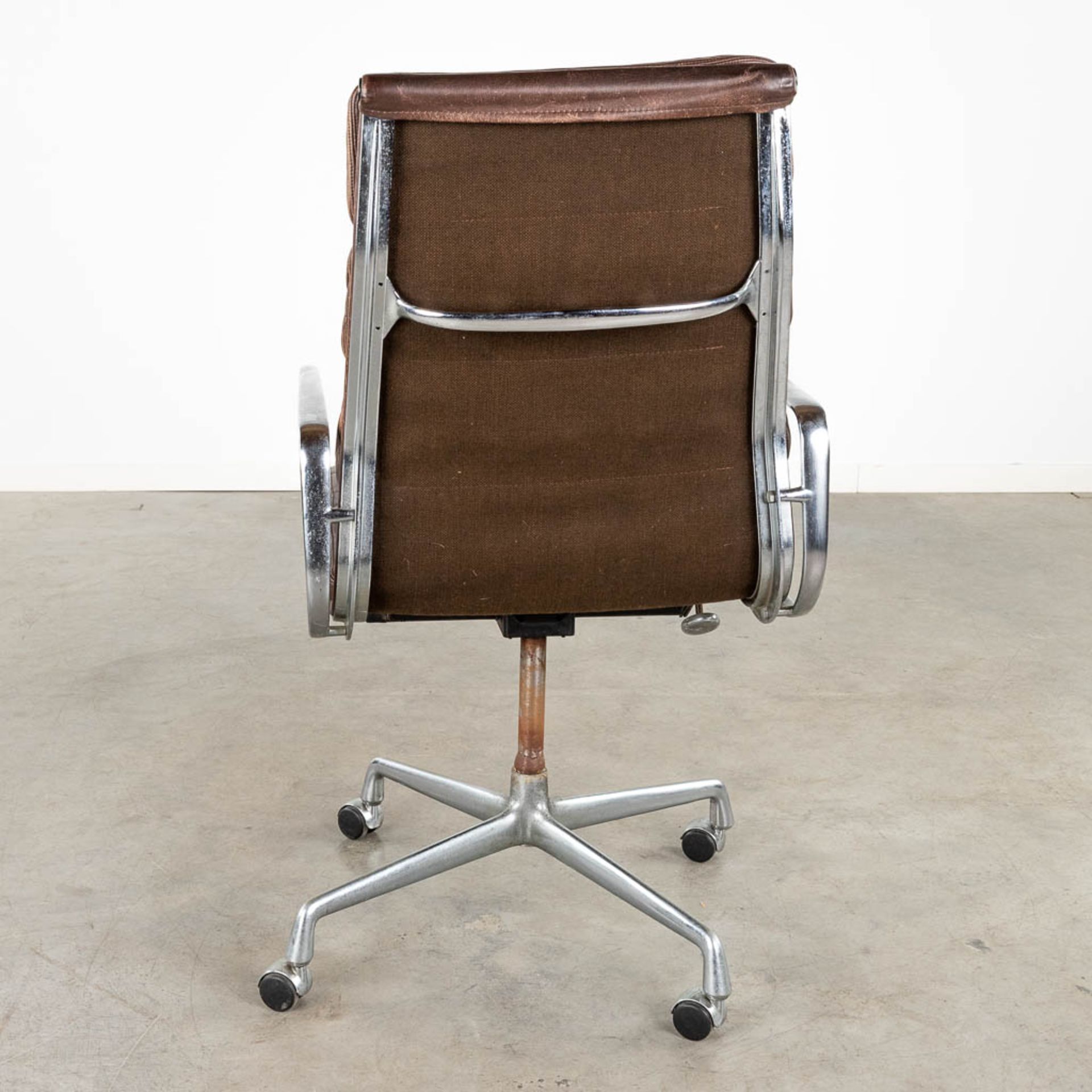 Charles & Ray EAMES (XX-XXI) 'Soft Pad Office Chair' for Herman Miller. (D:111 x W:59 x H:63 cm) (D: - Bild 5 aus 12