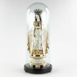 a large figurine of Madonna standing under a glass dome. Vieux Bruxelles porcelain. 19th C. (W:23 x