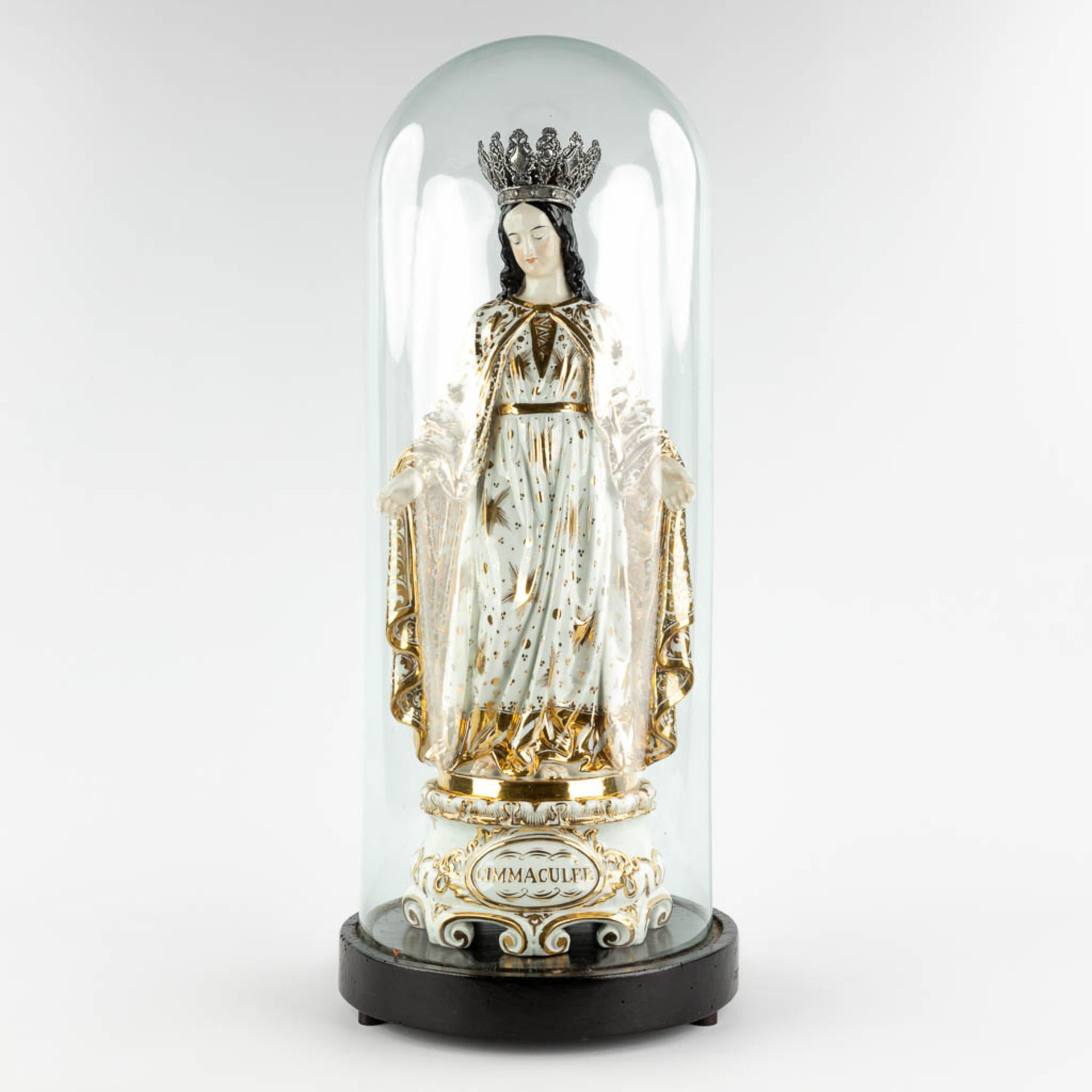 a large figurine of Madonna standing under a glass dome. Vieux Bruxelles porcelain. 19th C. (W:23 x 